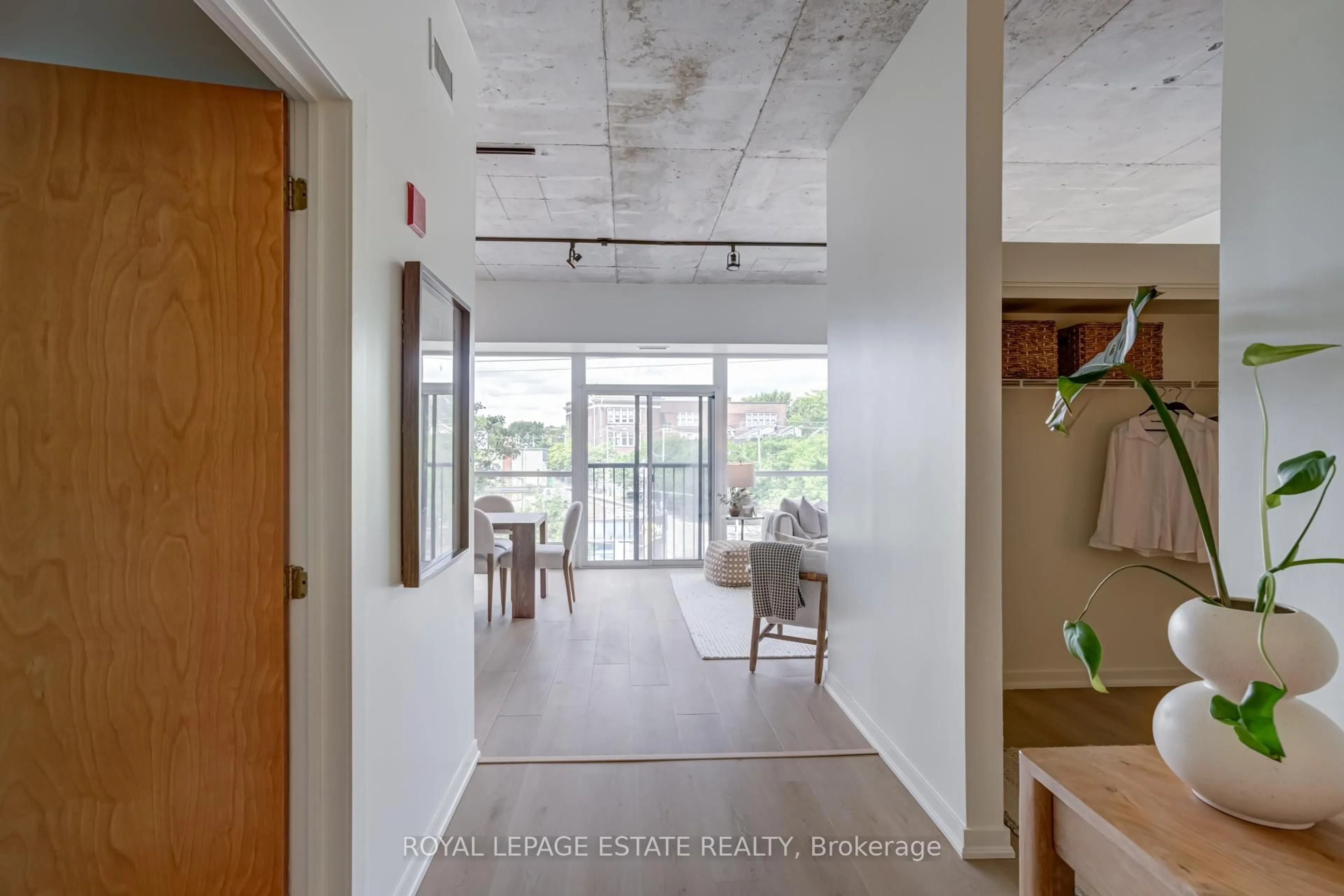 Indoor entryway for 833 King St #311, Toronto Ontario M5V 1N9