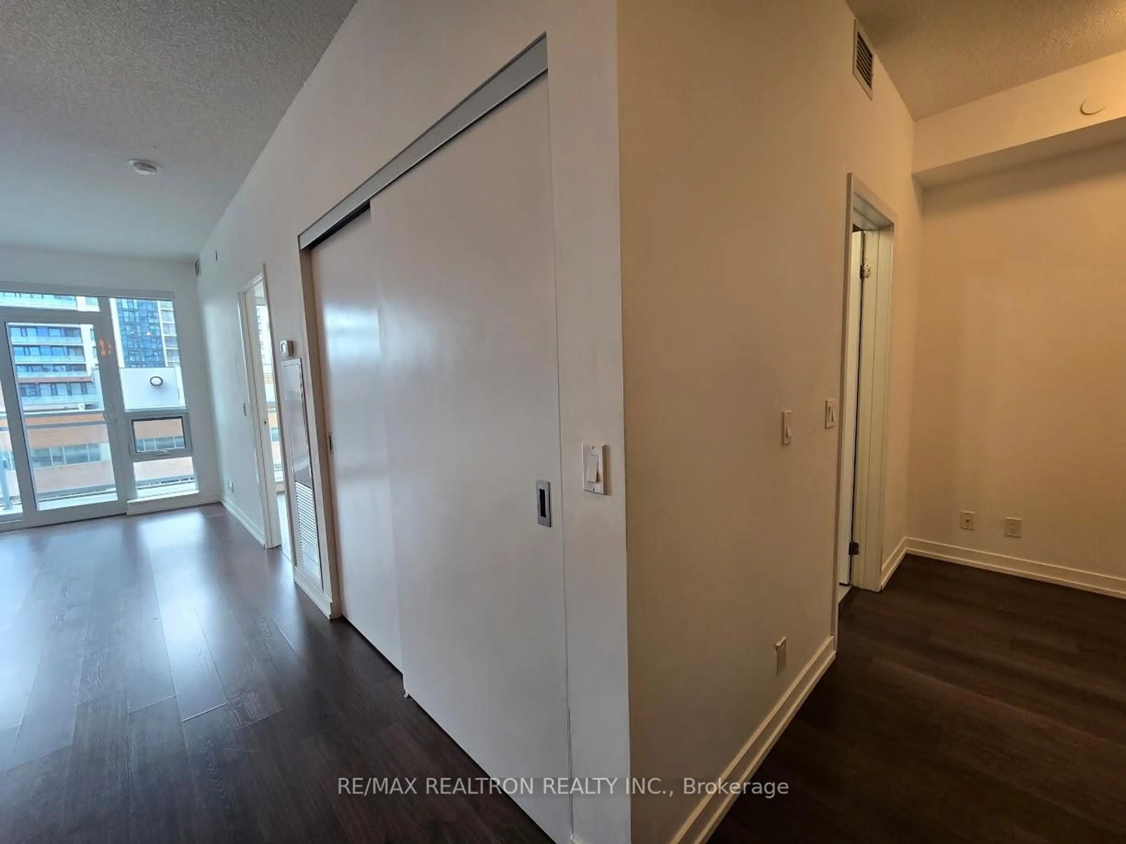 A pic of a room for 89 Dunfield Ave #803, Toronto Ontario M4S 0A4