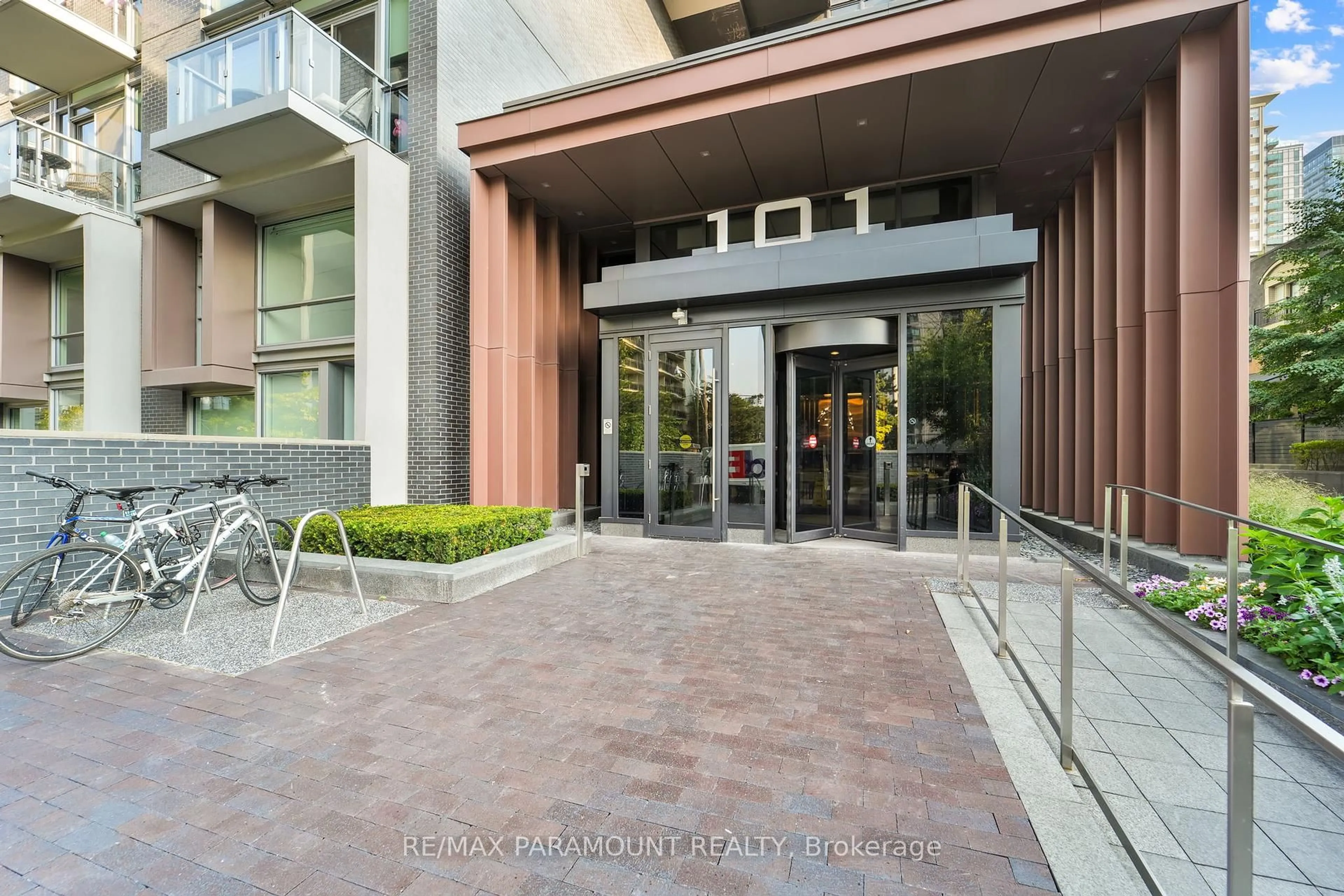 Indoor foyer for 101 Erskine Ave #418, Toronto Ontario M4P 0C5