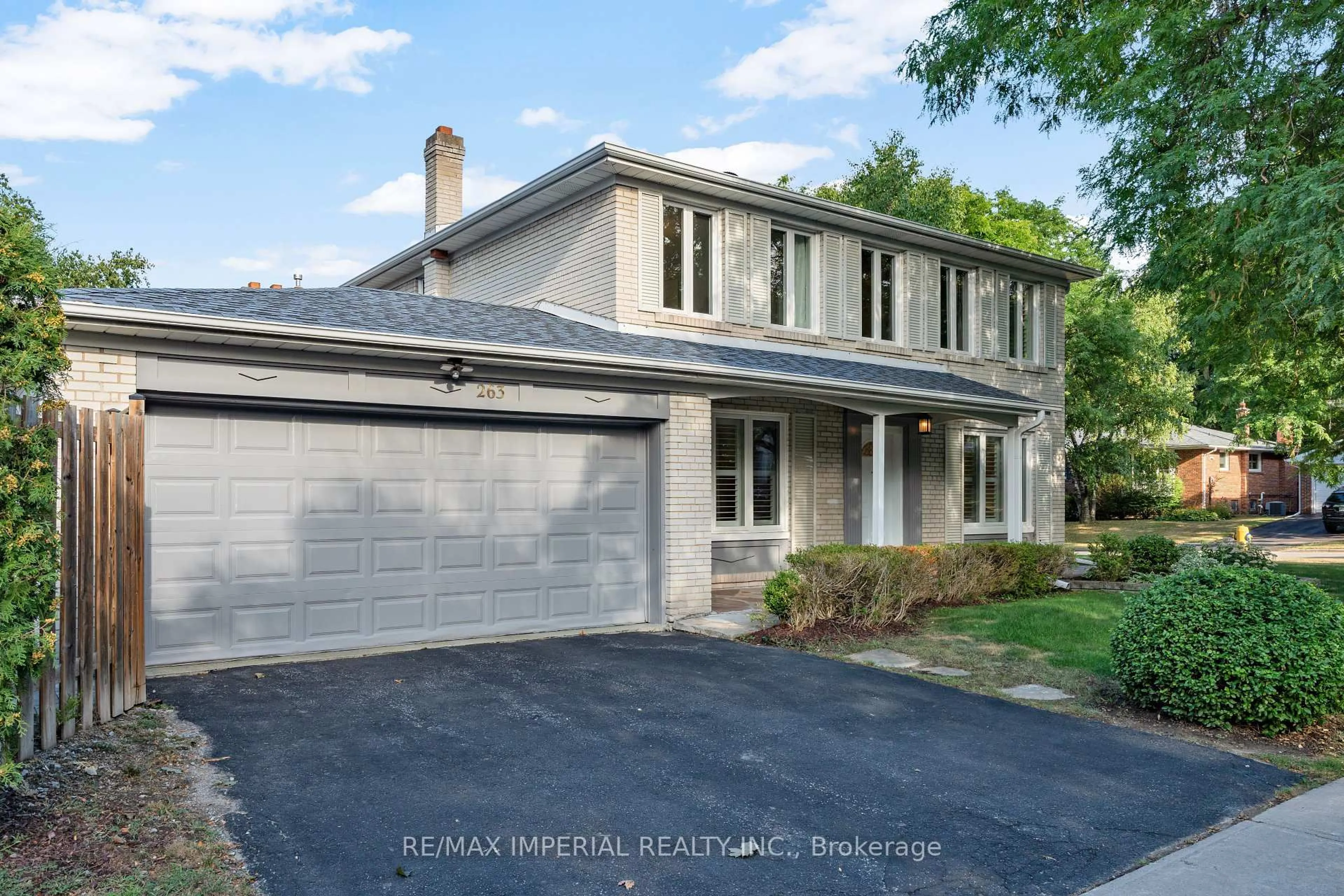 Home with vinyl exterior material, street for 263 Upper Highland Cres, Toronto Ontario M2P 1V4