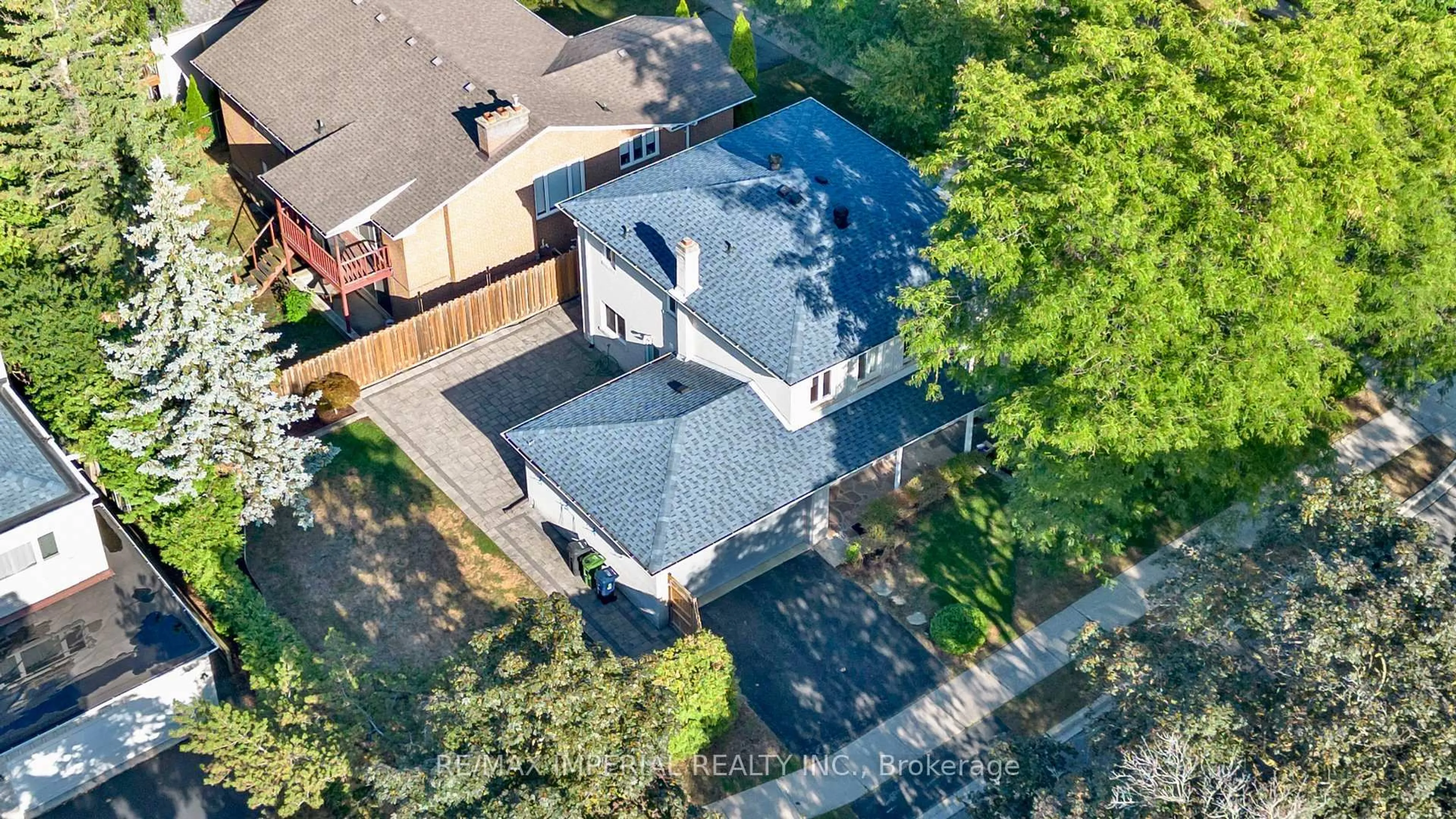 A pic from outside/outdoor area/front of a property/back of a property/a pic from drone, street for 263 Upper Highland Cres, Toronto Ontario M2P 1V4