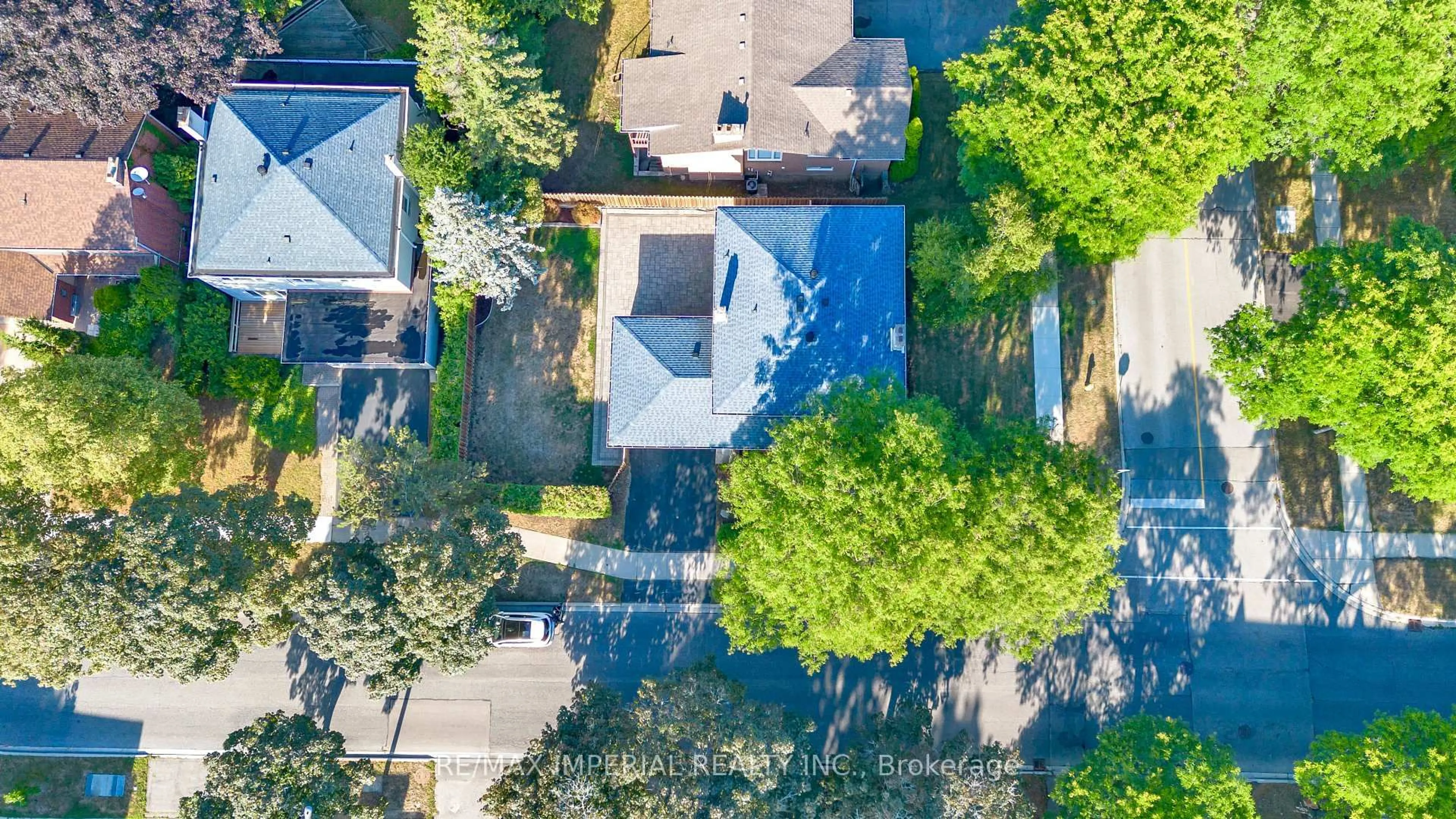 A pic from outside/outdoor area/front of a property/back of a property/a pic from drone, street for 263 Upper Highland Cres, Toronto Ontario M2P 1V4