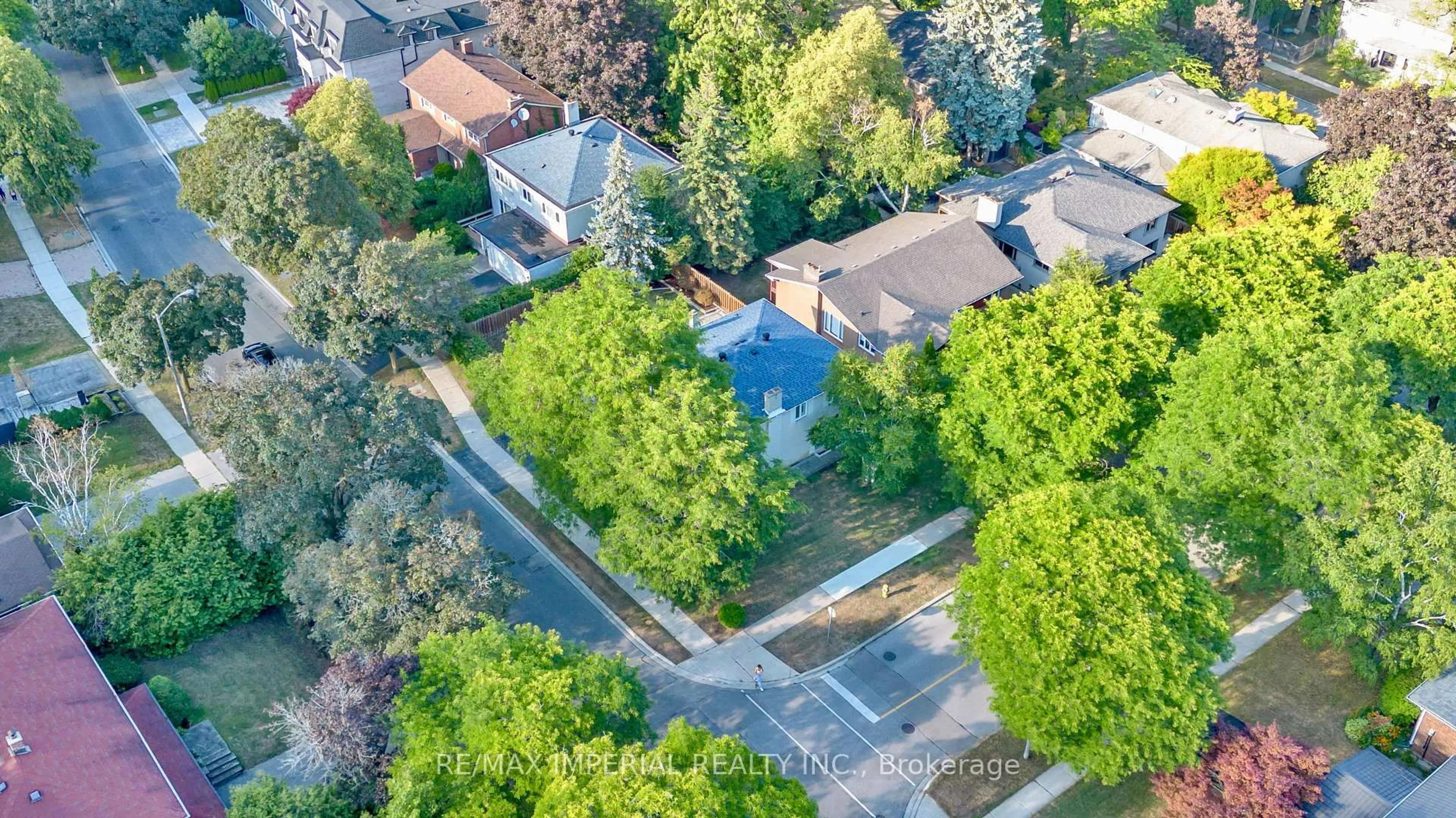 A pic from outside/outdoor area/front of a property/back of a property/a pic from drone, street for 263 Upper Highland Cres, Toronto Ontario M2P 1V4