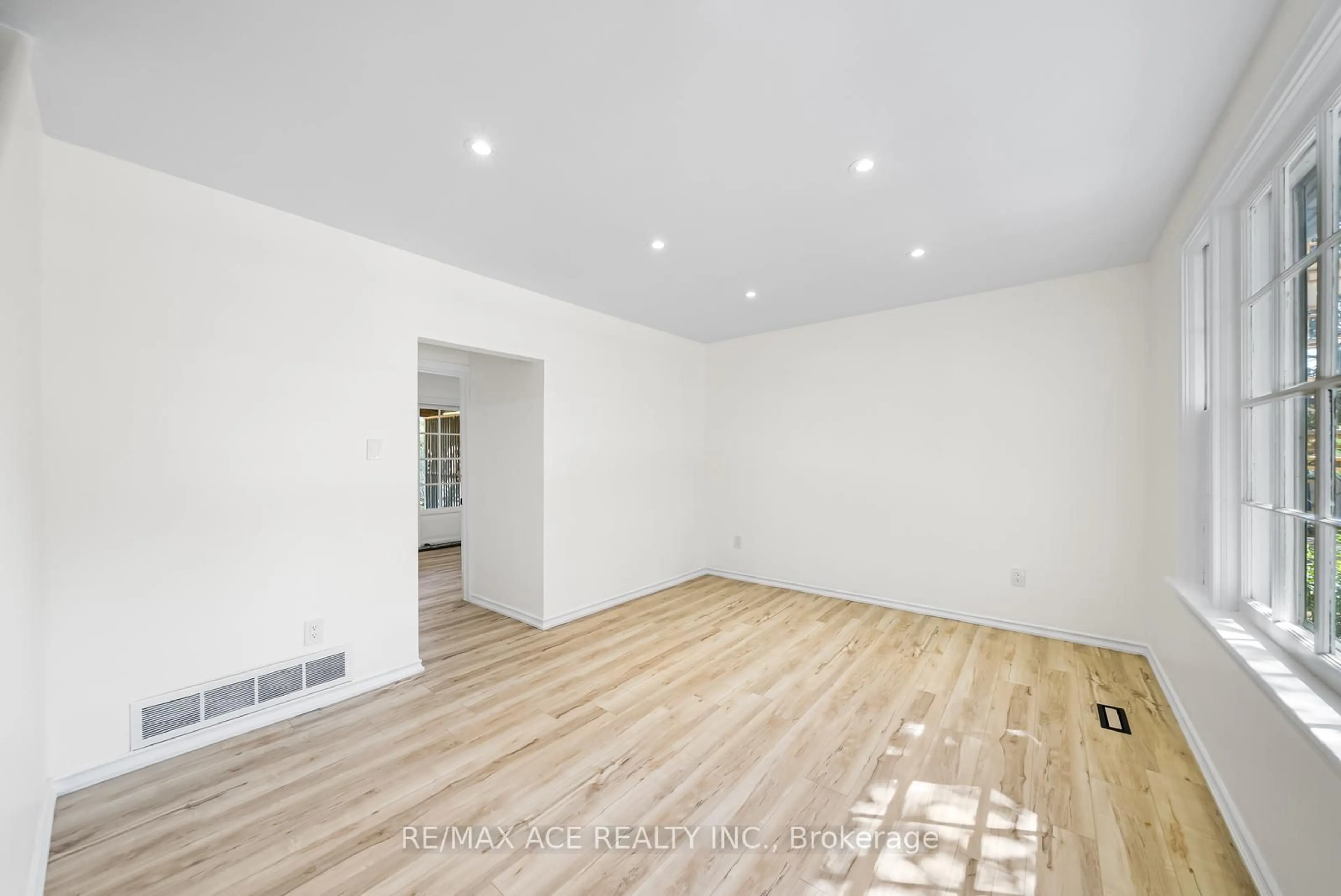 A pic of a room for 132 Homewood Ave, Toronto Ontario M2M 1K3