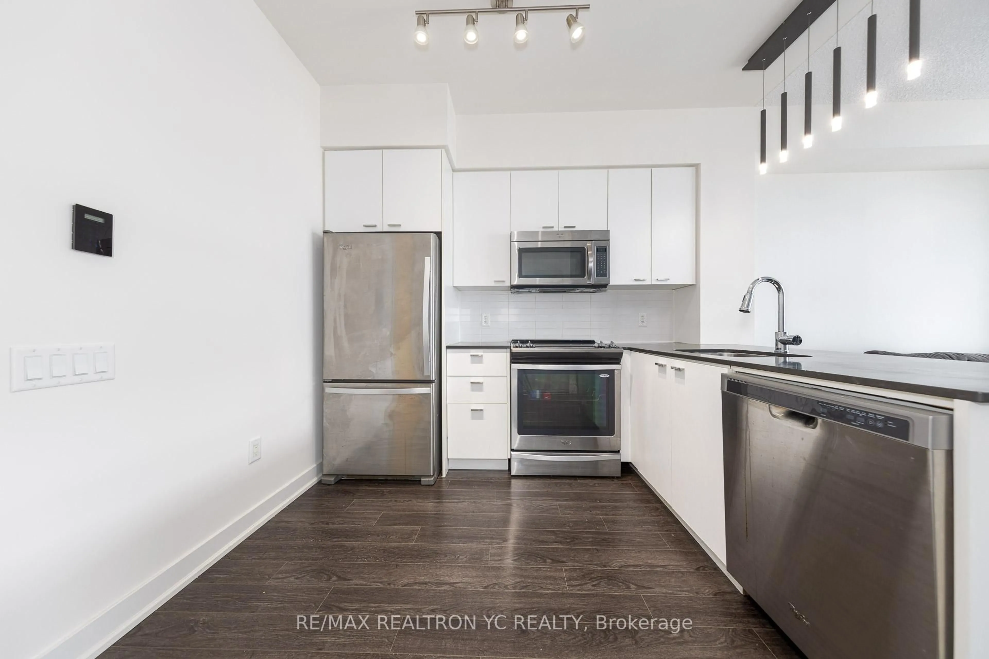 Standard kitchen, unknown for 30 Roehampton Ave #2509, Toronto Ontario M4P 0B9