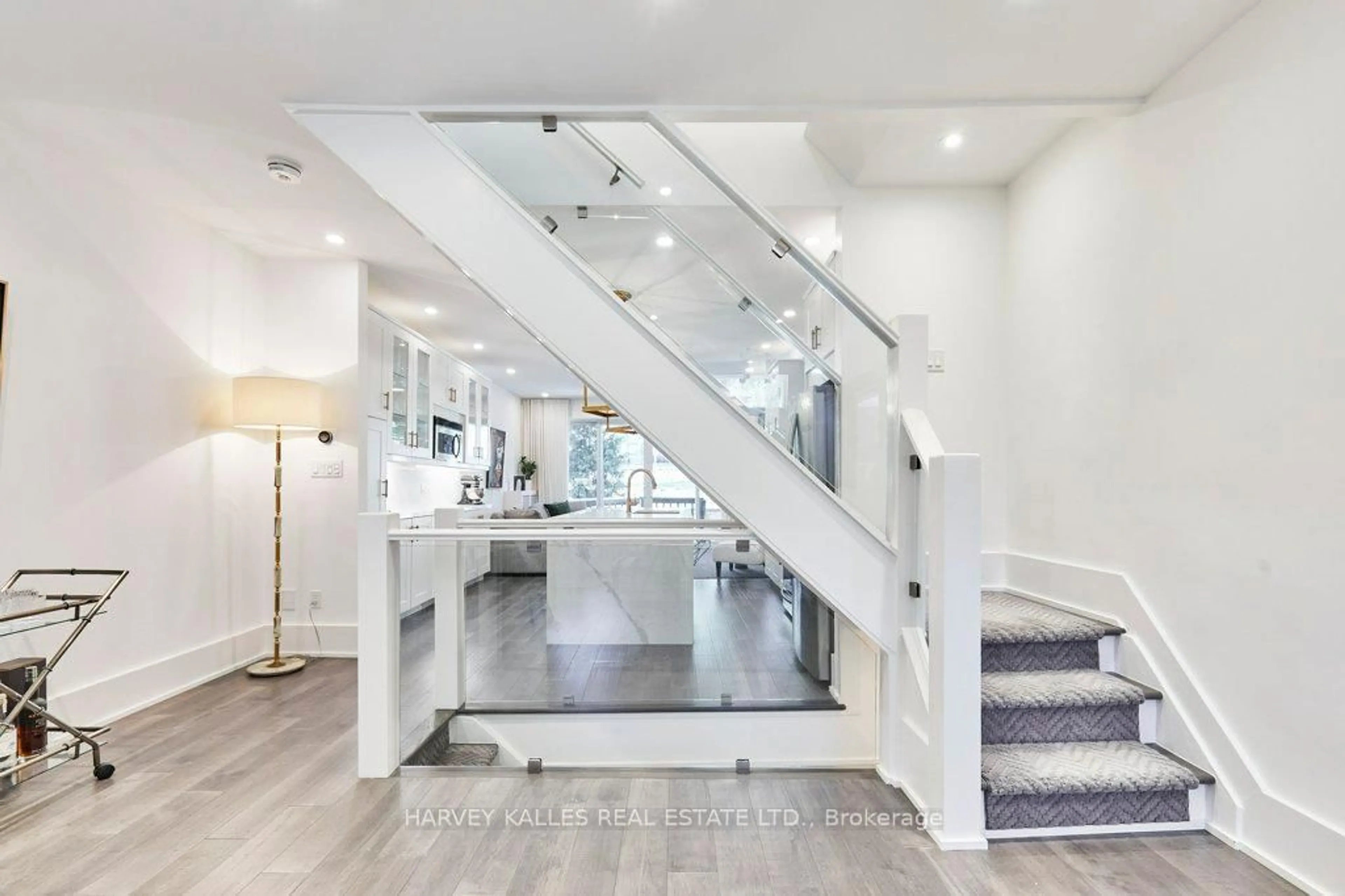 Indoor foyer for 96 Balmoral Ave, Toronto Ontario M4V 1J4