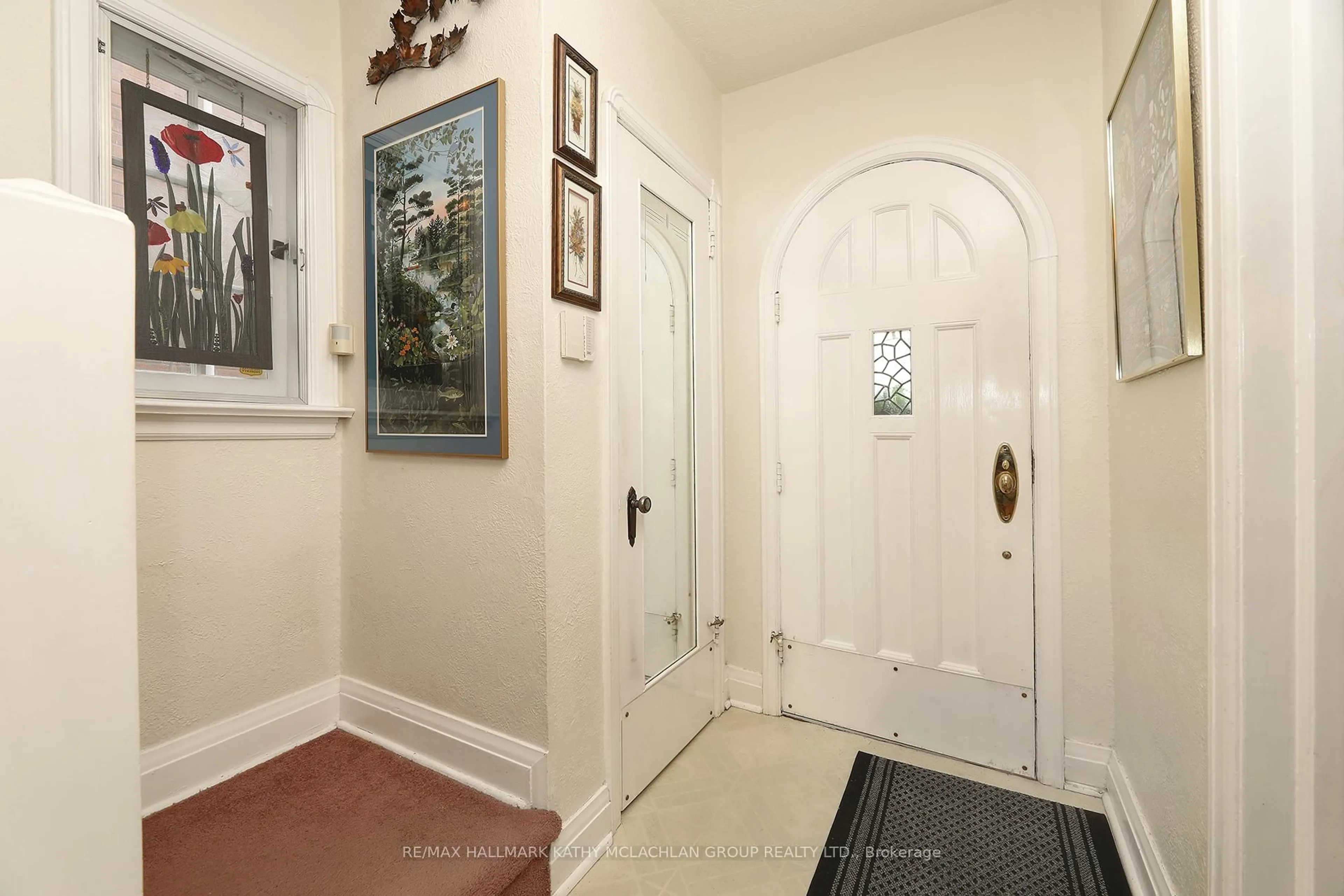 Indoor entryway for 149 Donlea Dr, Toronto Ontario M4G 2M7