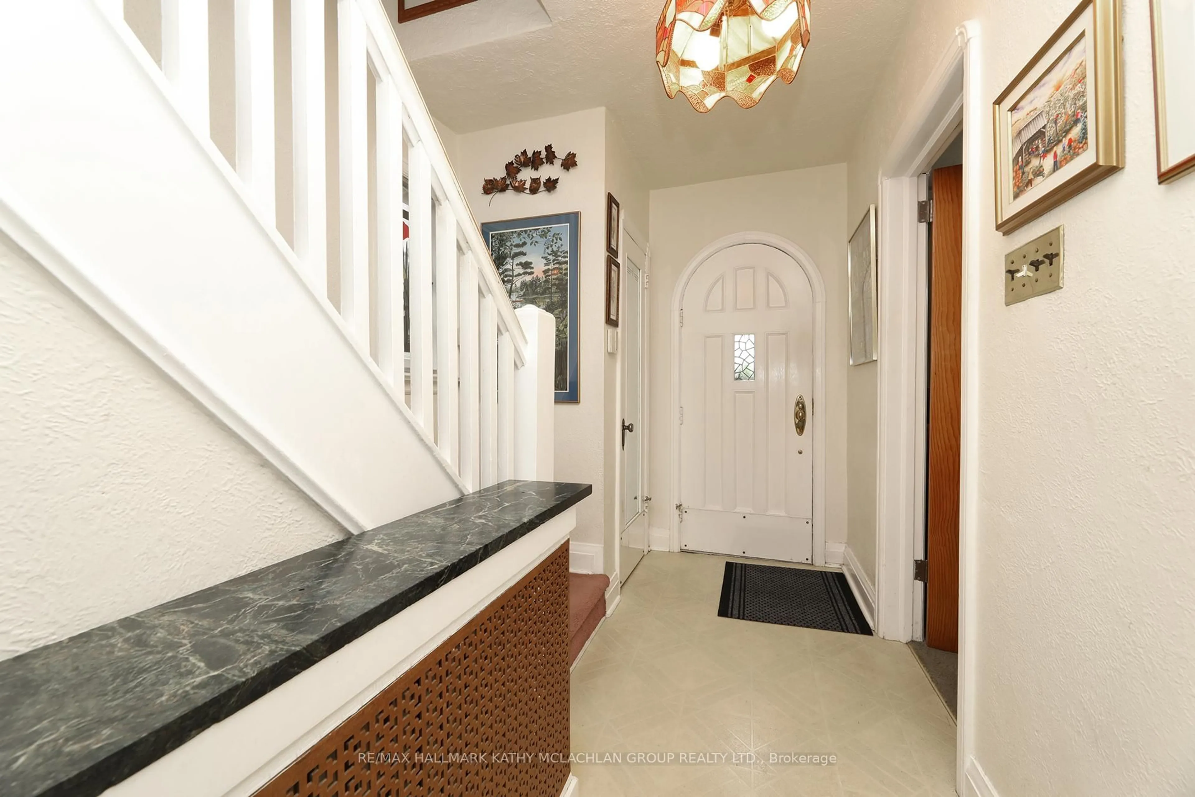 Indoor entryway for 149 Donlea Dr, Toronto Ontario M4G 2M7
