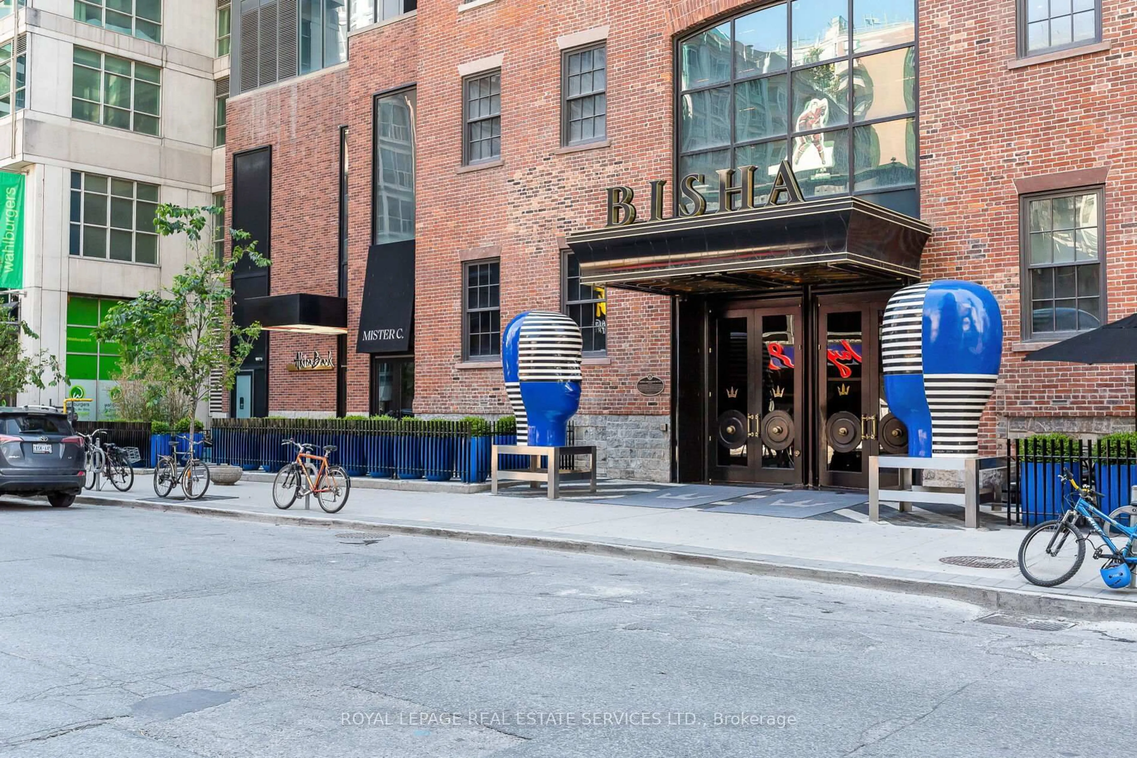 Patio, street for 88 Blue Jays Way #2301, Toronto Ontario M5V 0L7
