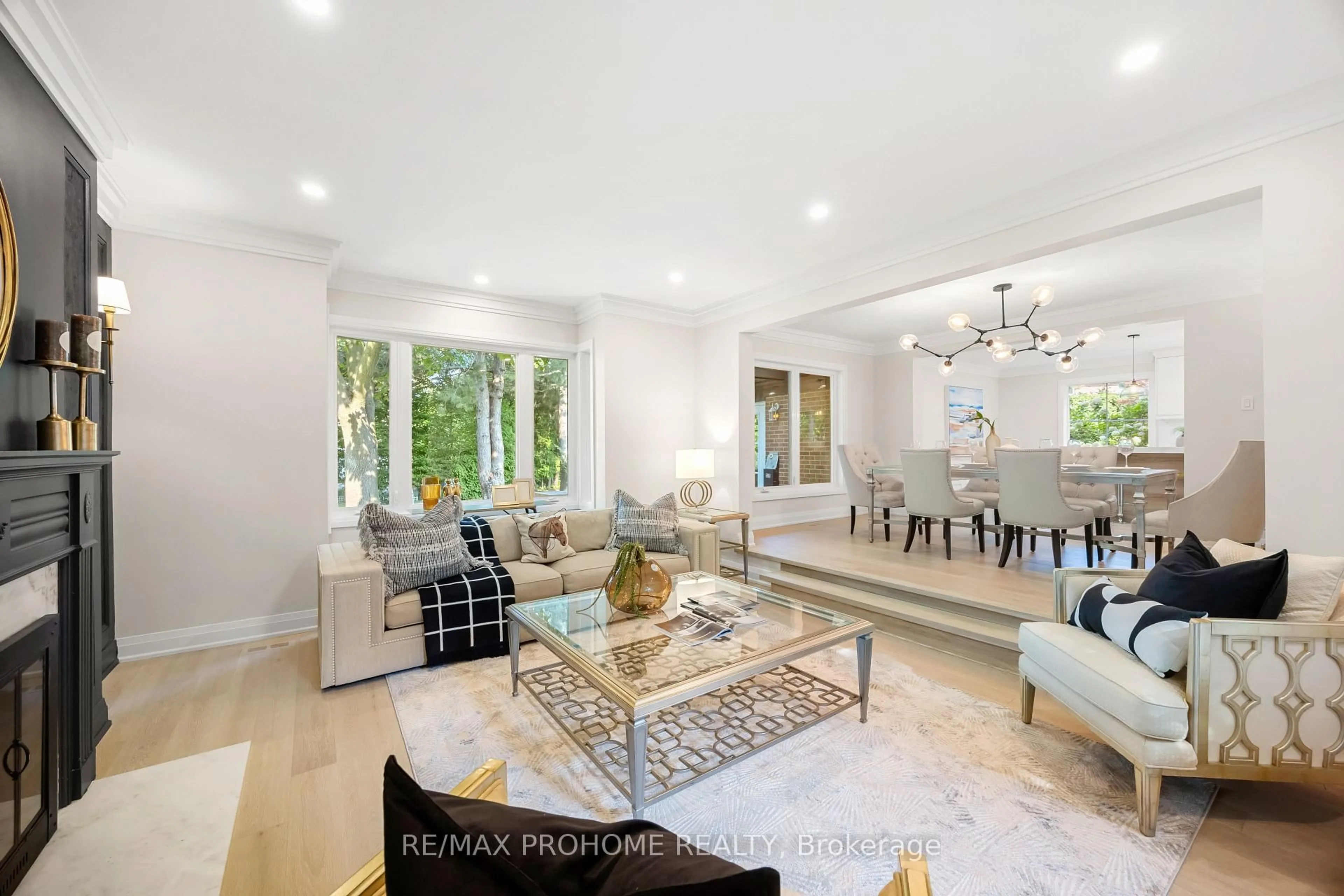 Living room with furniture, unknown for 22 Fernside Crt, Toronto Ontario M2N 6A1