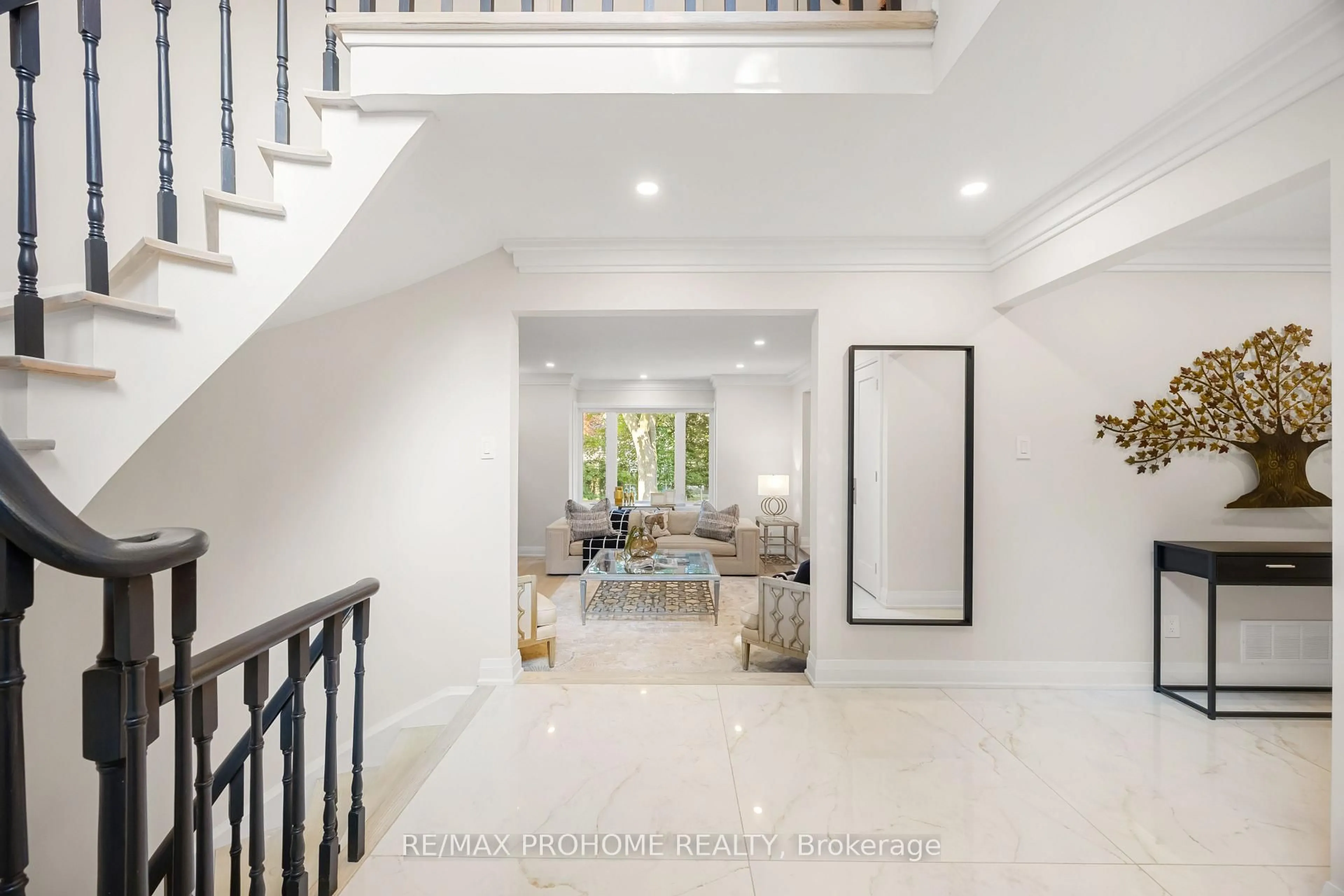 Indoor foyer for 22 Fernside Crt, Toronto Ontario M2N 6A1