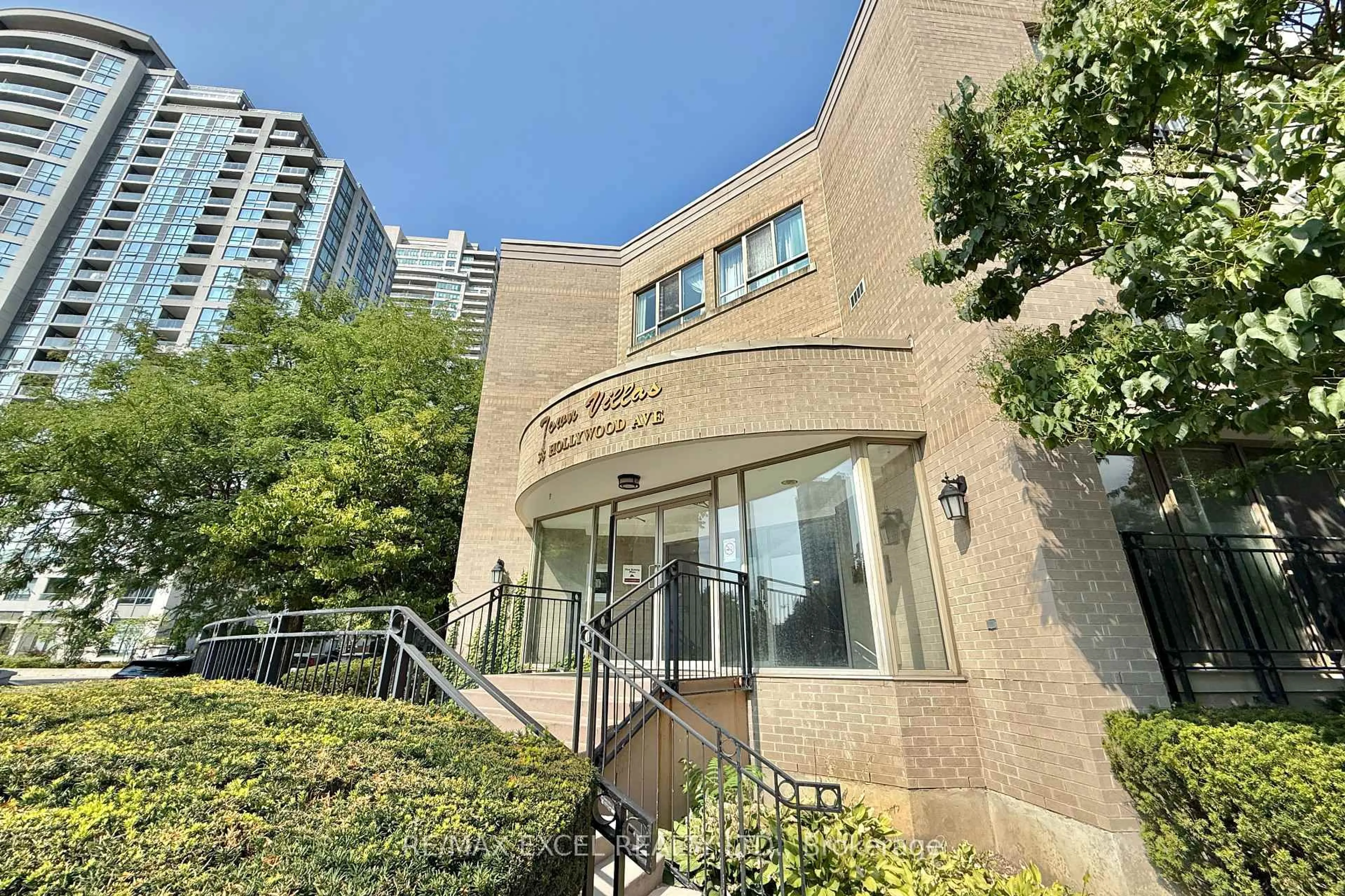 Indoor foyer for 38 Hollywood Ave #312, Toronto Ontario M2N 6S5