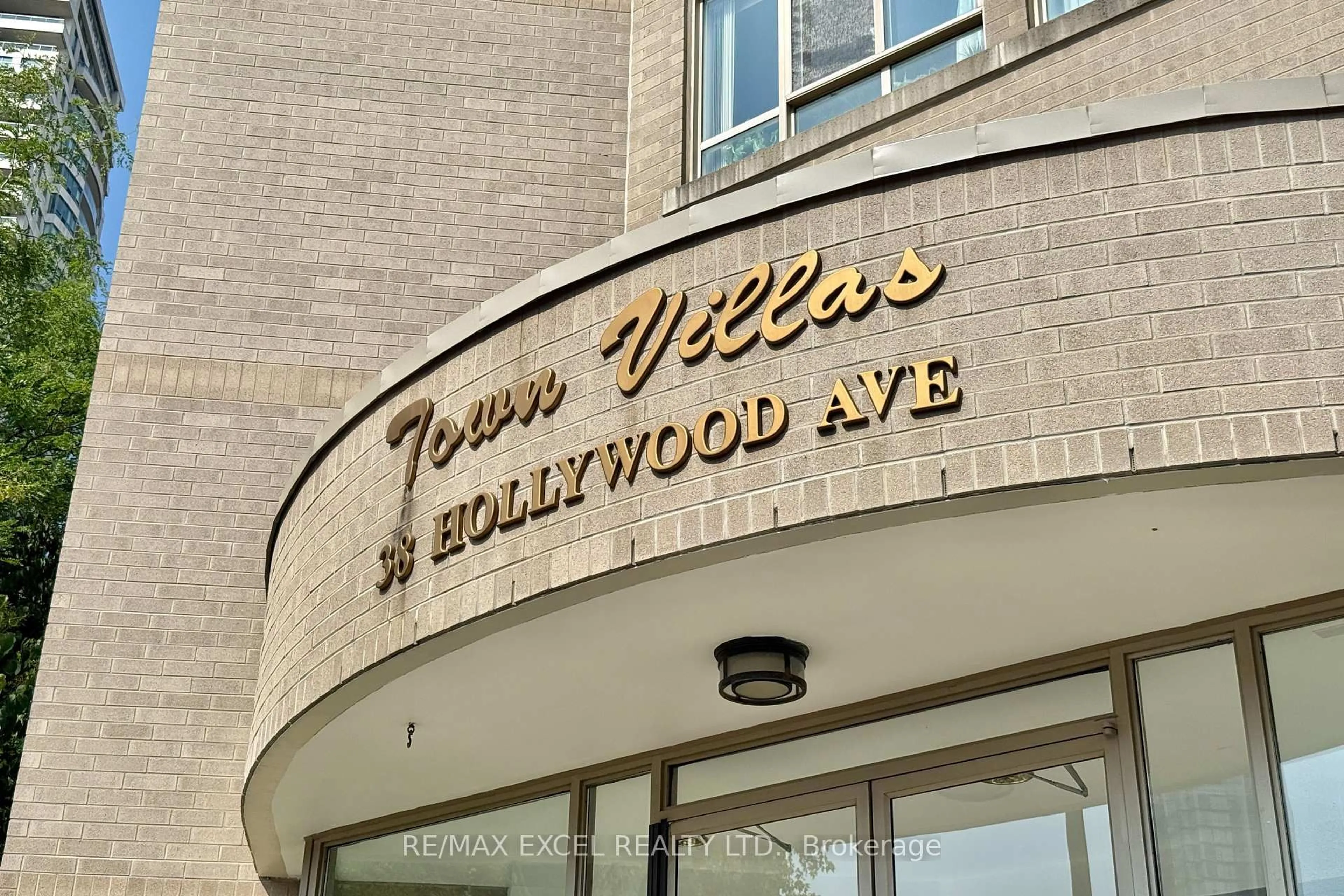 Indoor foyer for 38 Hollywood Ave #312, Toronto Ontario M2N 6S5