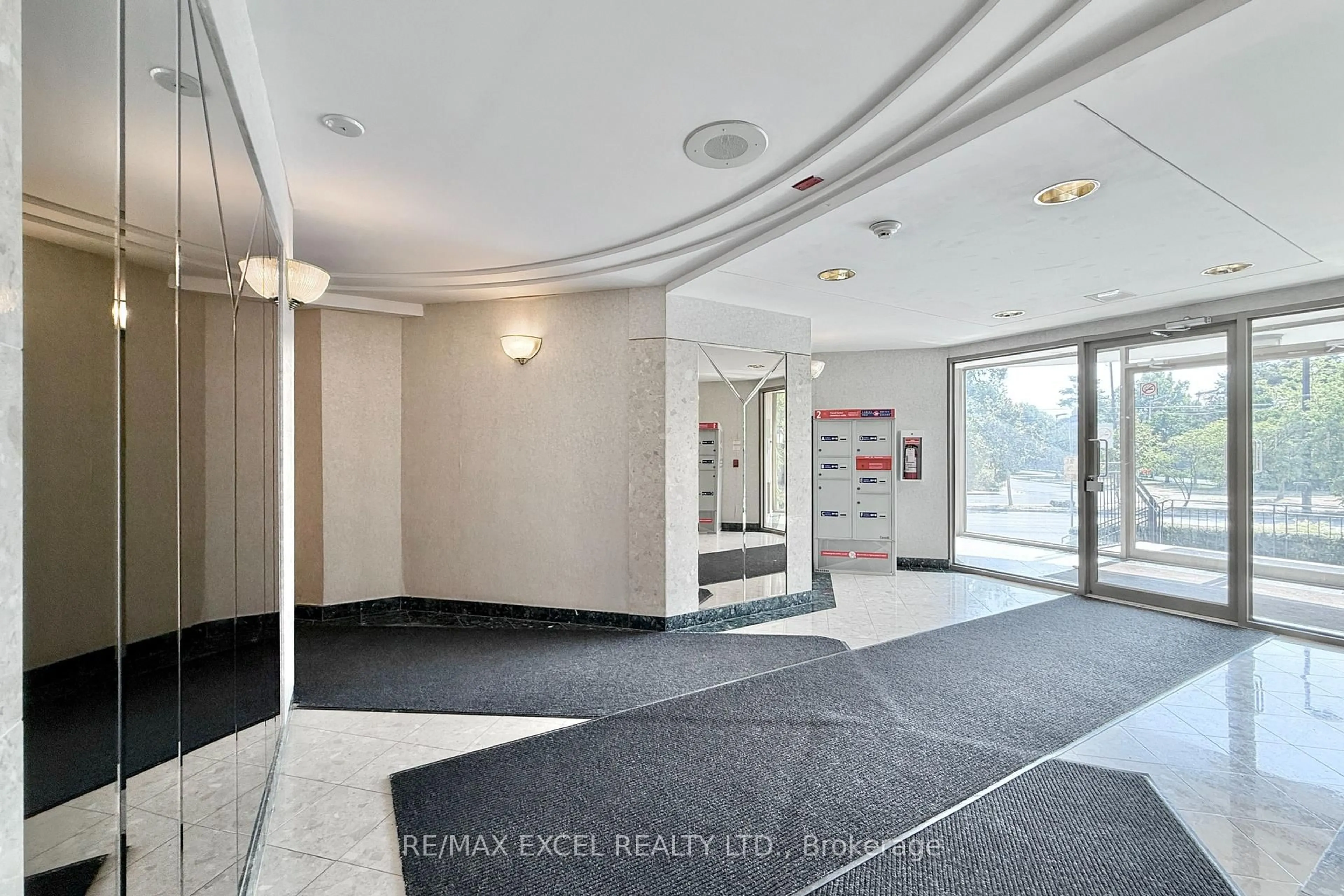 Indoor foyer for 38 Hollywood Ave #312, Toronto Ontario M2N 6S5