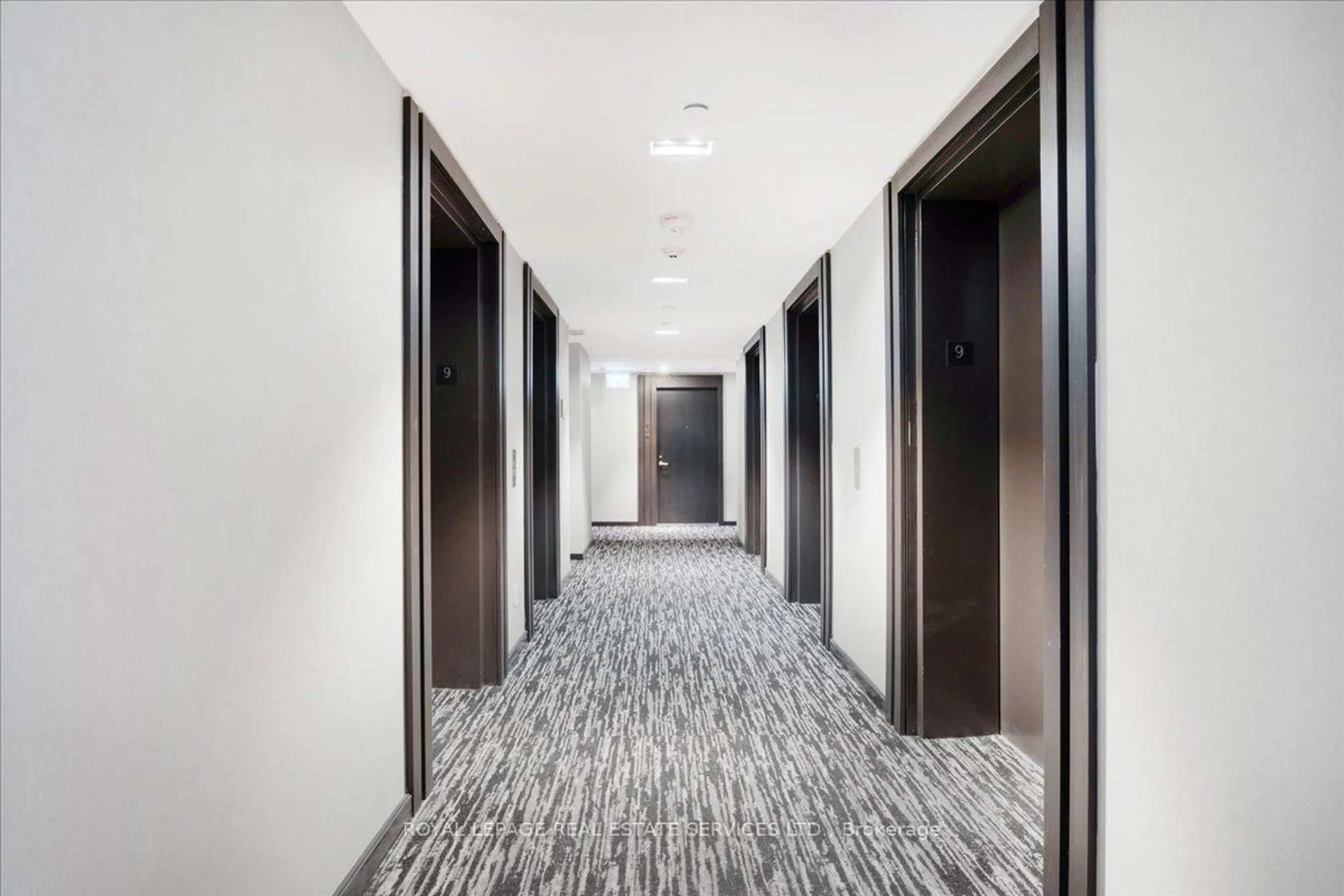 Indoor foyer for 501 Yonge St #911, Toronto Ontario M4Y 0G8