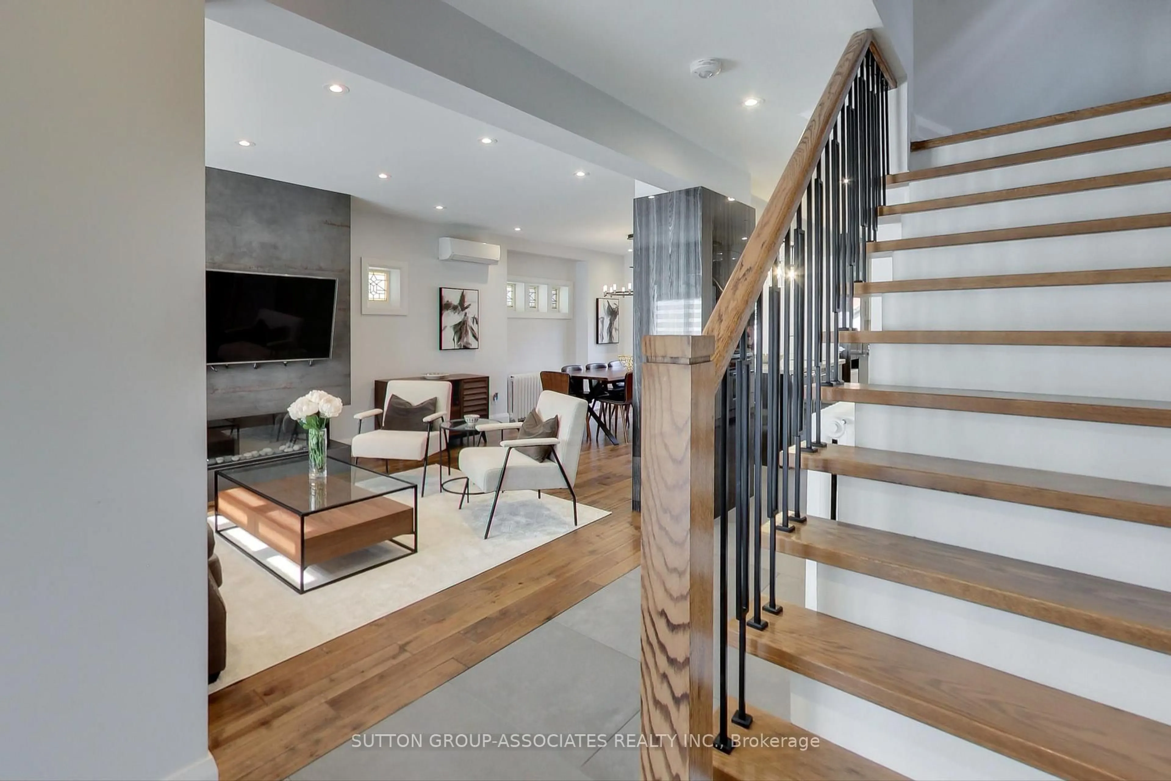 Unknown for 143 Pinewood Ave, Toronto Ontario M6C 2V6