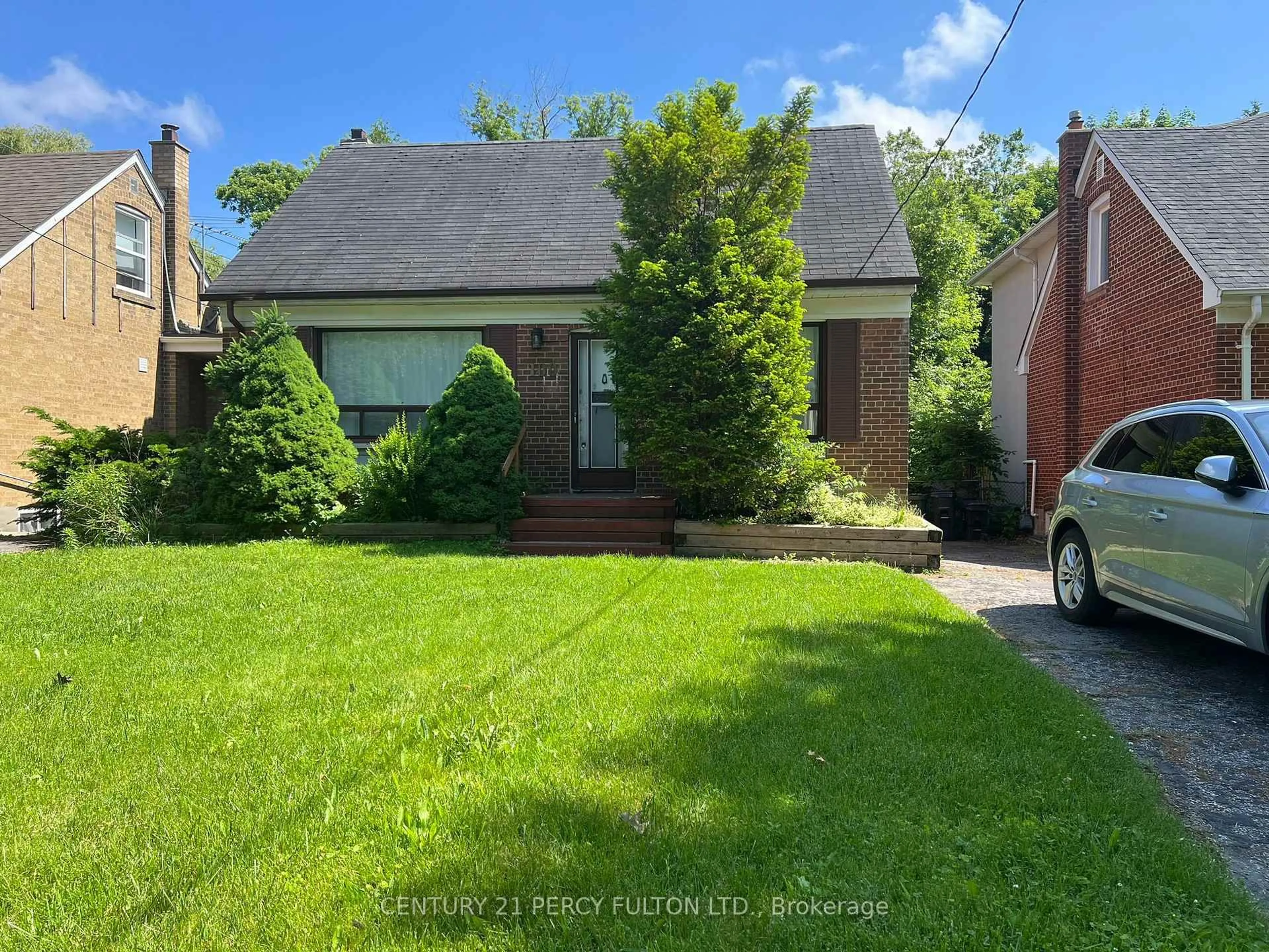 A pic from outside/outdoor area/front of a property/back of a property/a pic from drone, street for 109 Norton Ave, Toronto Ontario M2N 4A4