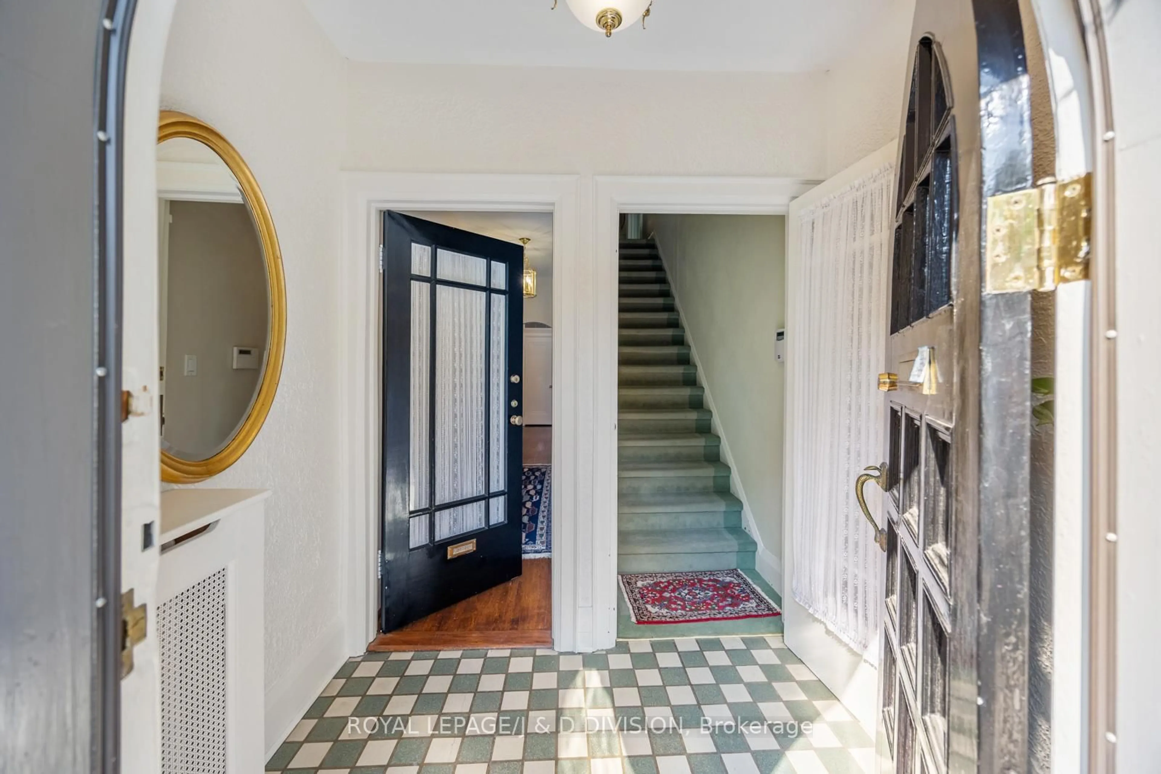 Indoor foyer for 4 Highbourne Rd, Toronto Ontario M5P 2J2