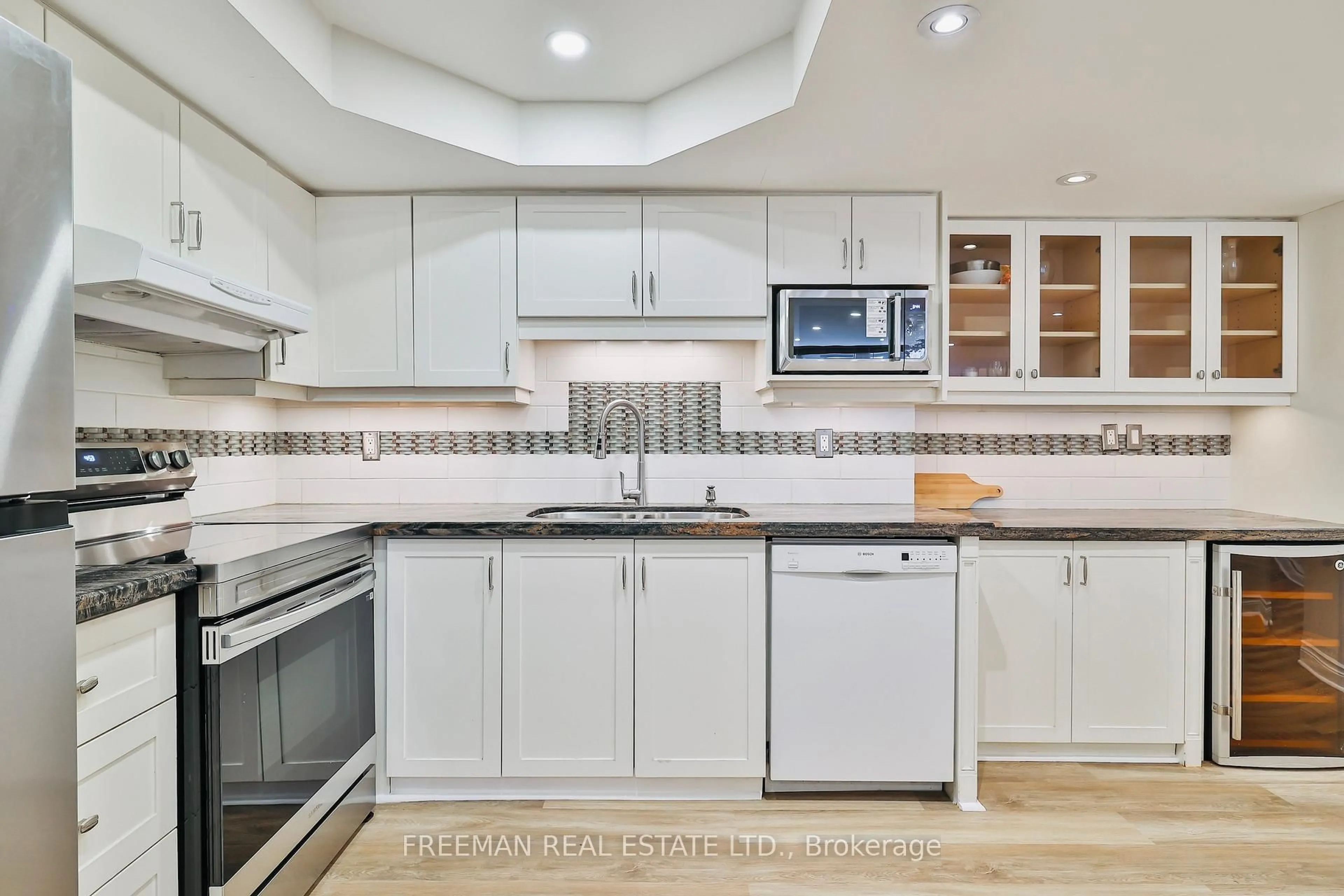 Open concept kitchen, ceramic/tile floor for 360 Bloor St #204, Toronto Ontario M4W 3M3