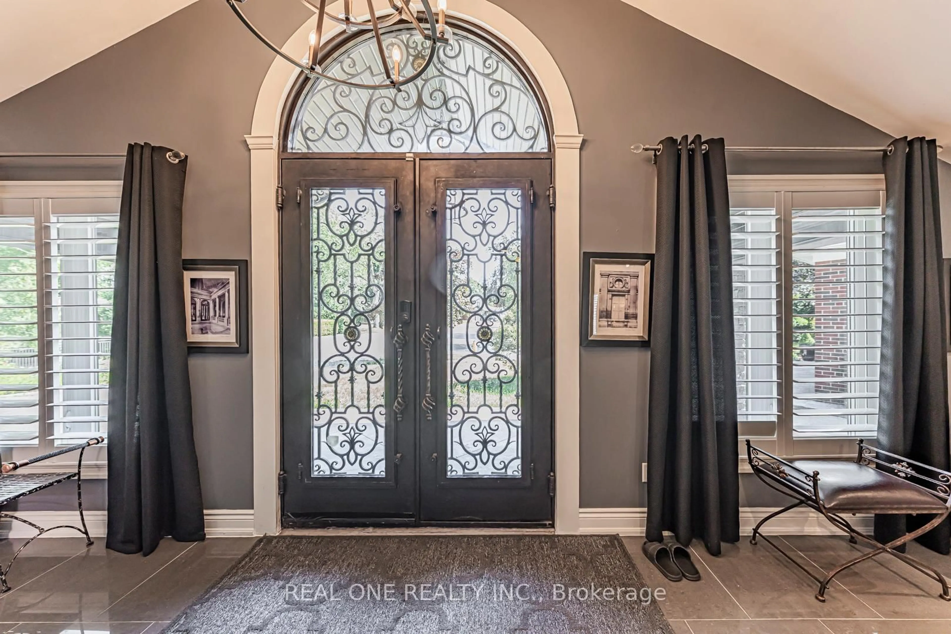 Indoor entryway for 1 Manorpark Crt, Toronto Ontario M2J 1A1
