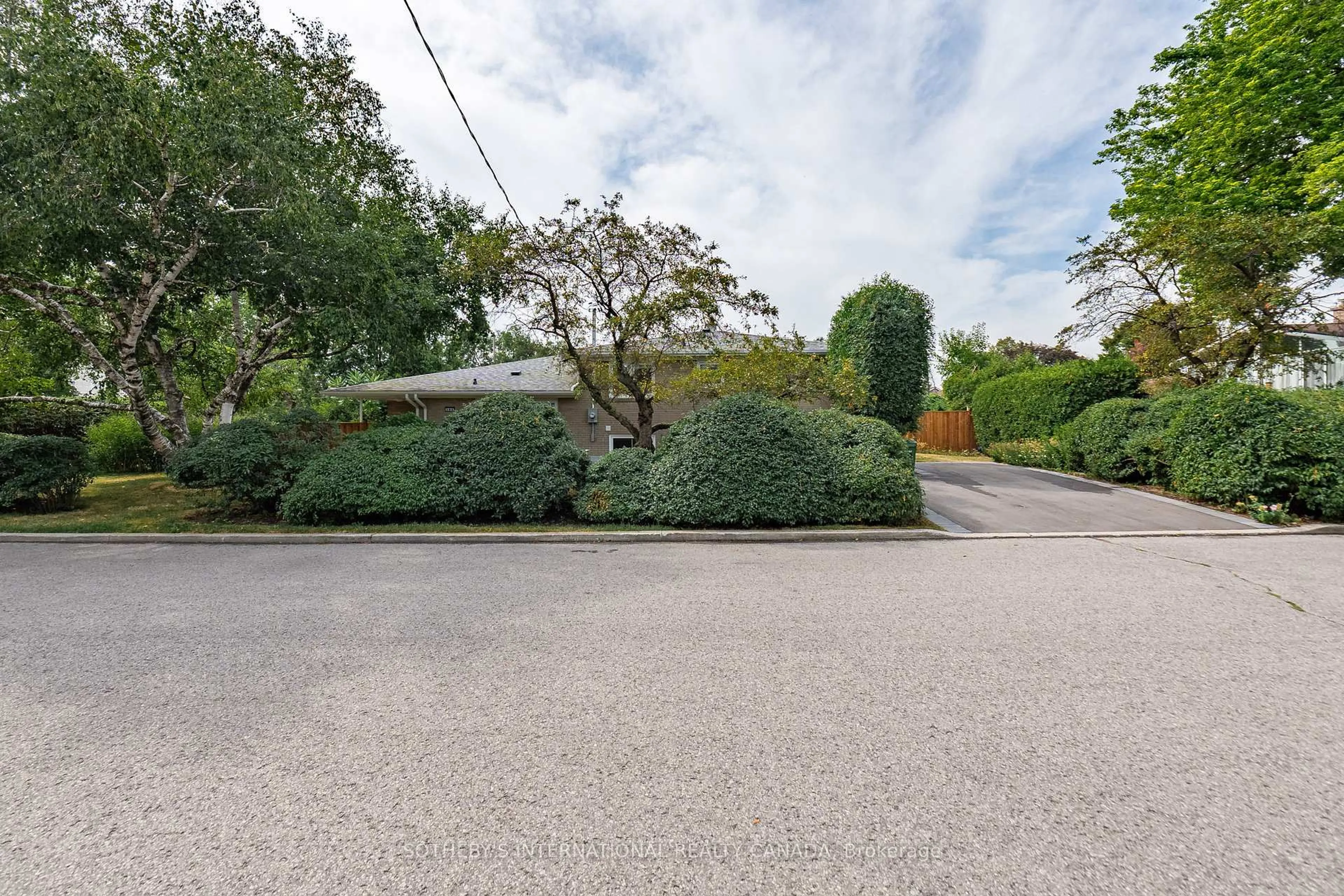 A pic from outside/outdoor area/front of a property/back of a property/a pic from drone, street for 105 Baltray Cres, Toronto Ontario M3A 2H5