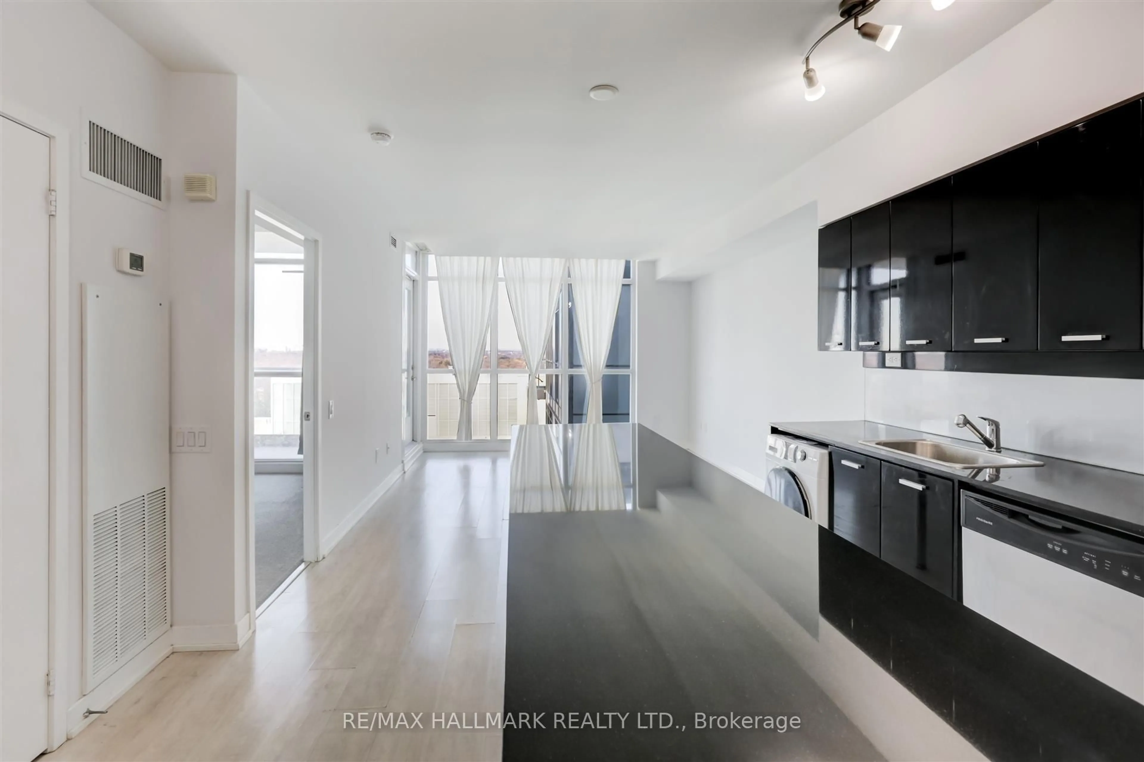 Open concept kitchen, unknown for 19 Singer Crt #PH16, Toronto Ontario M2K 0B2
