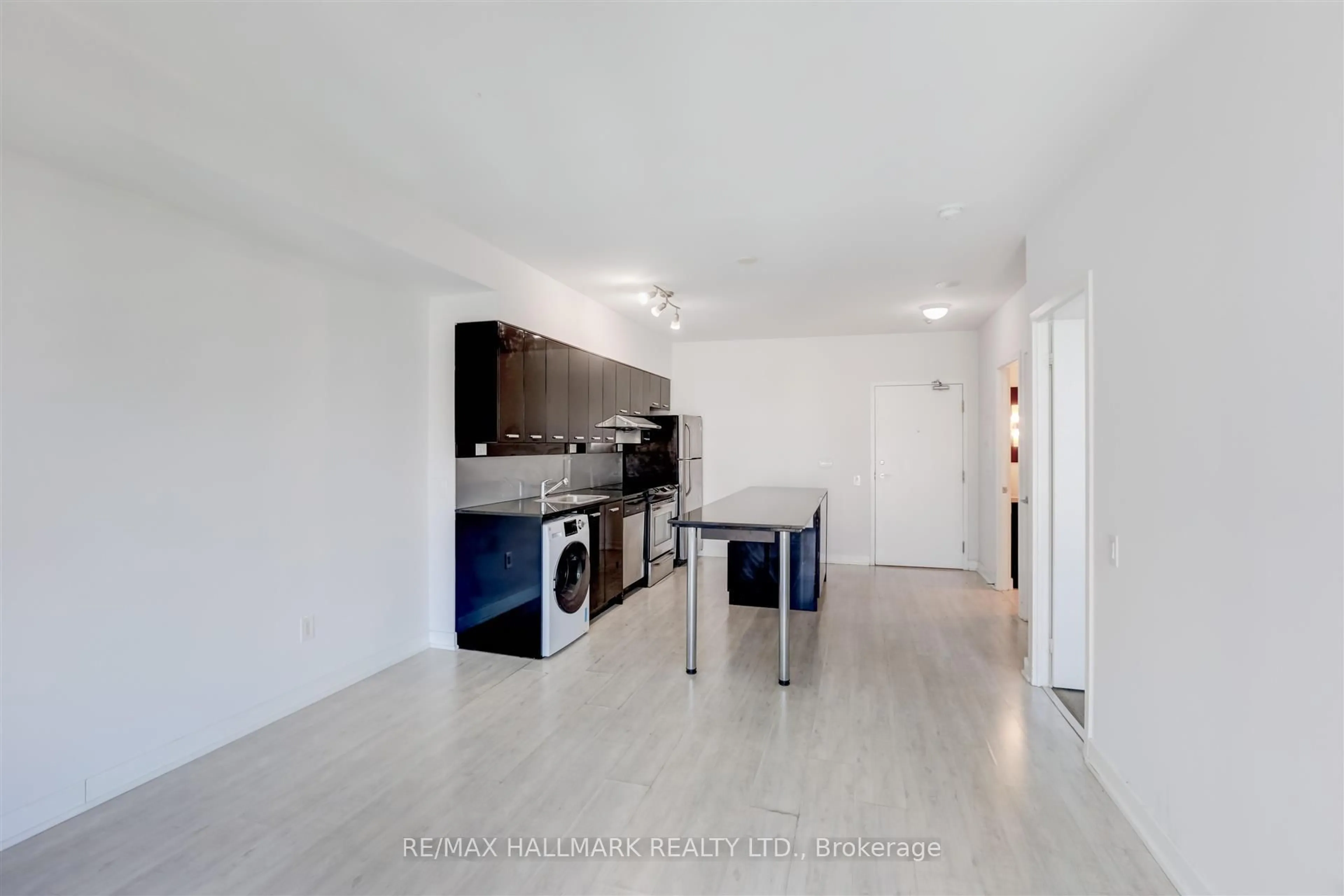 Standard kitchen, unknown for 19 Singer Crt #PH16, Toronto Ontario M2K 0B2