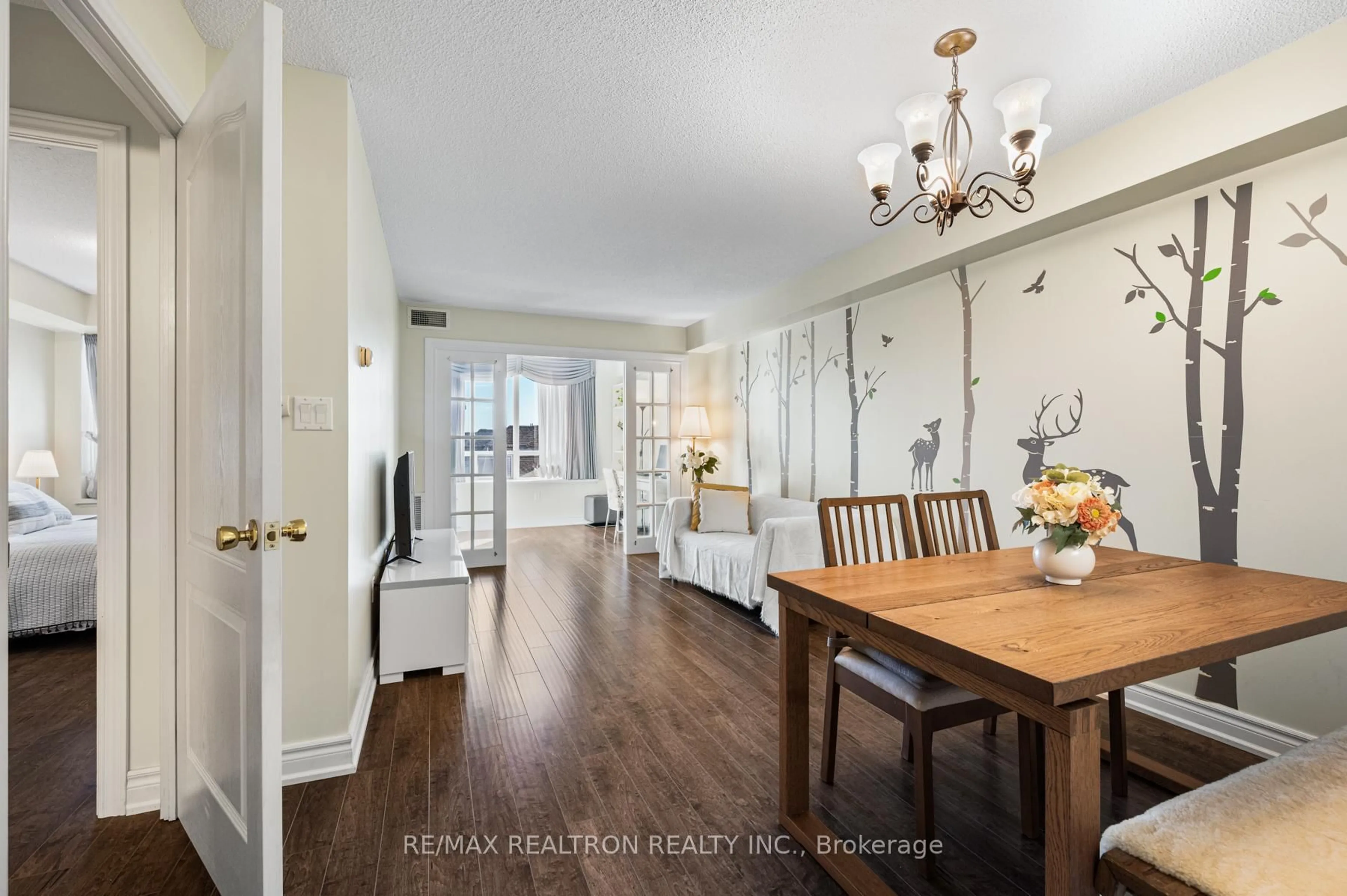 Dining room, wood/laminate floor for 88 Grandview Way #609, Toronto Ontario M2N 6V6