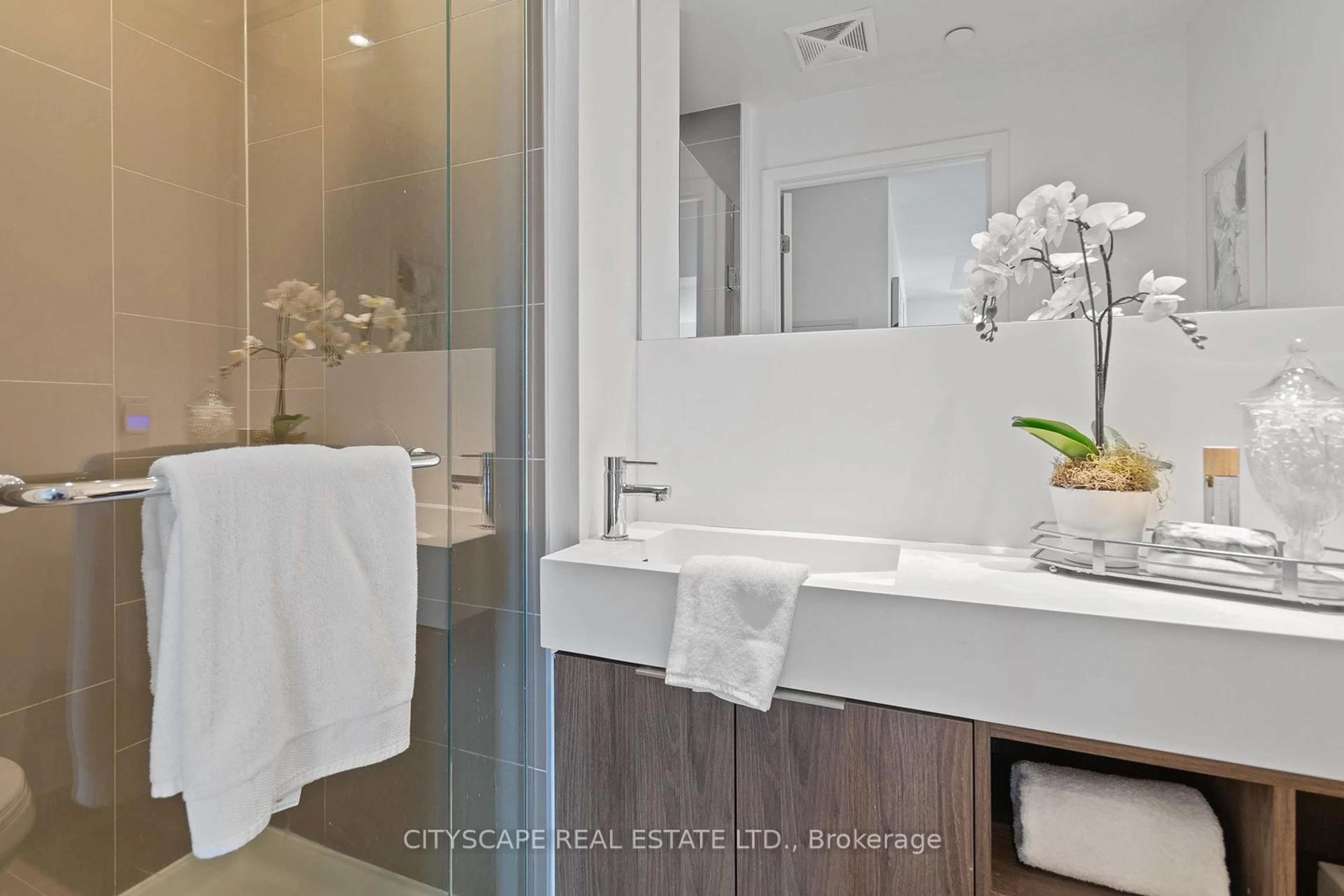 Standard bathroom, ceramic/tile floor for 15 Lower Jarvis St #1603, Toronto Ontario M5E 0C4