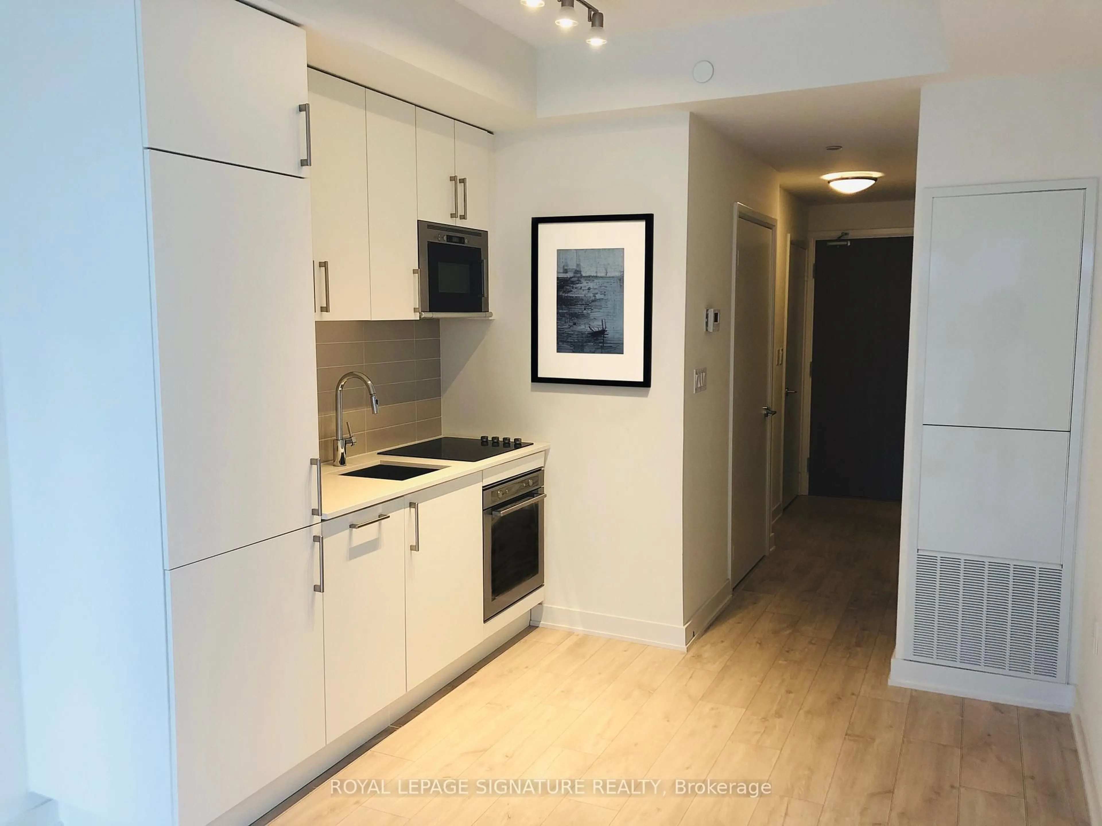 Standard kitchen, wood/laminate floor for 576 Front St #1011E, Toronto Ontario M5V 1C1