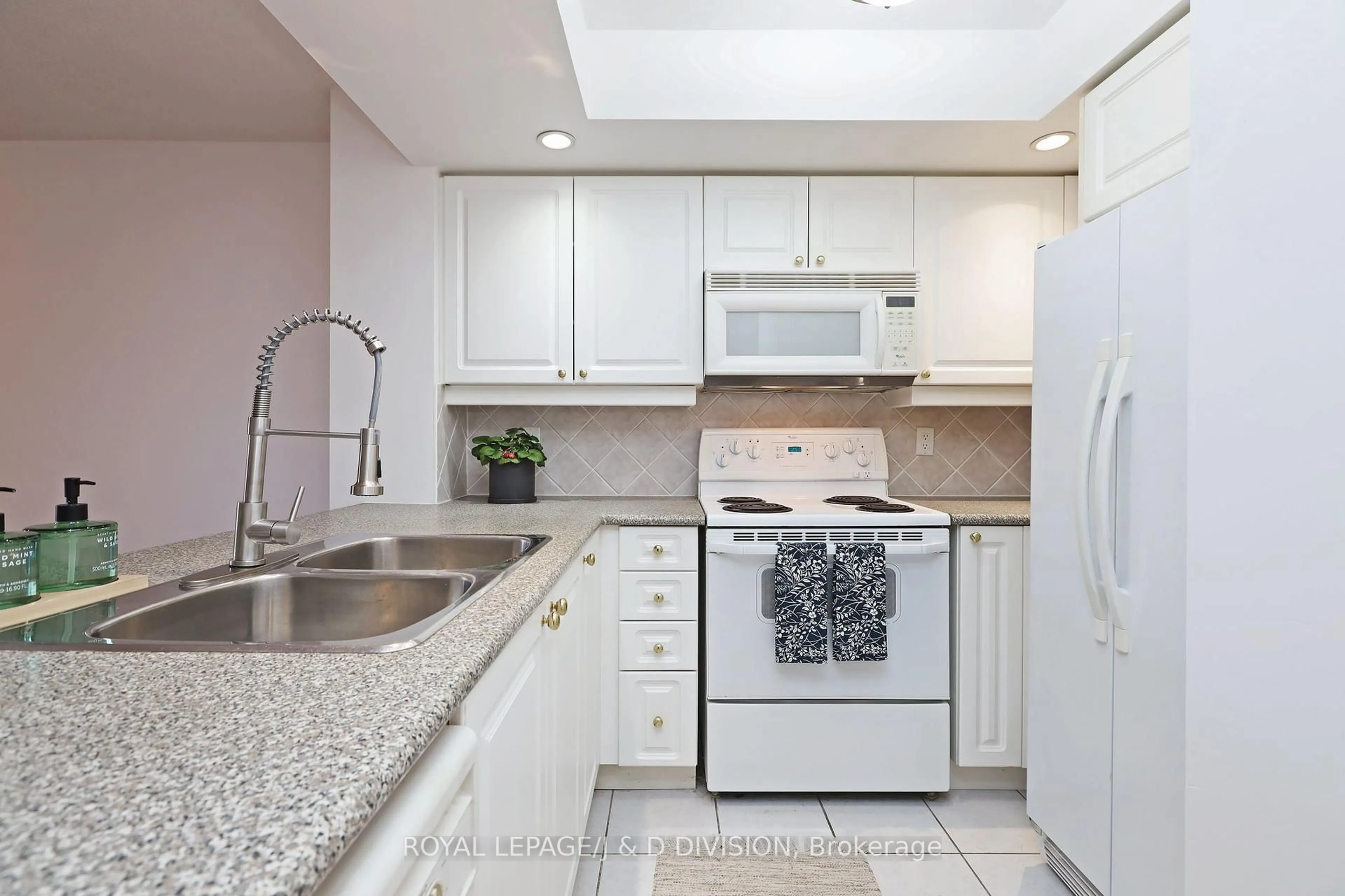 Standard kitchen, ceramic/tile floor for 15 Northtown Way #923, Toronto Ontario M2N 7L5