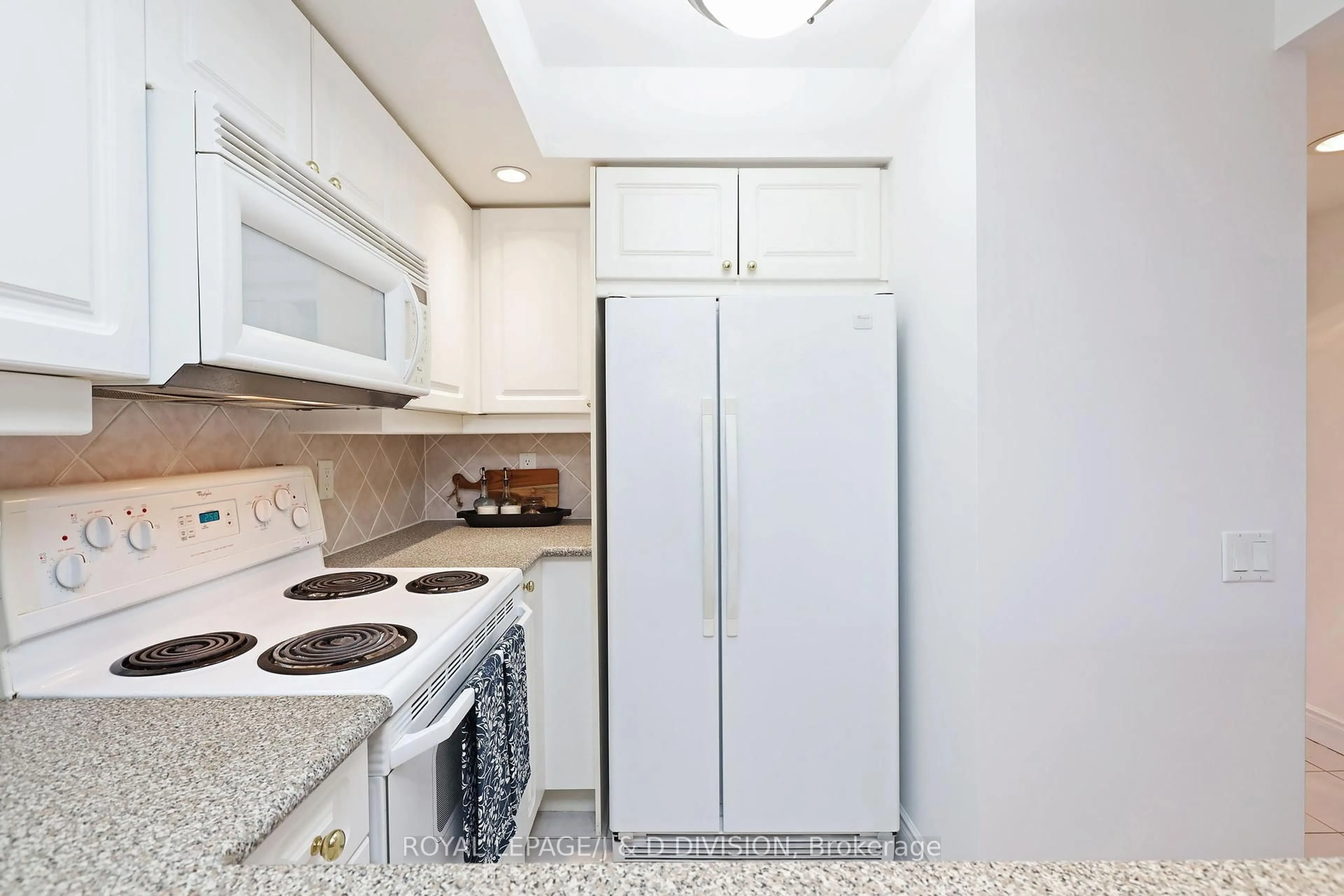 Standard kitchen, ceramic/tile floor for 15 Northtown Way #923, Toronto Ontario M2N 7L5