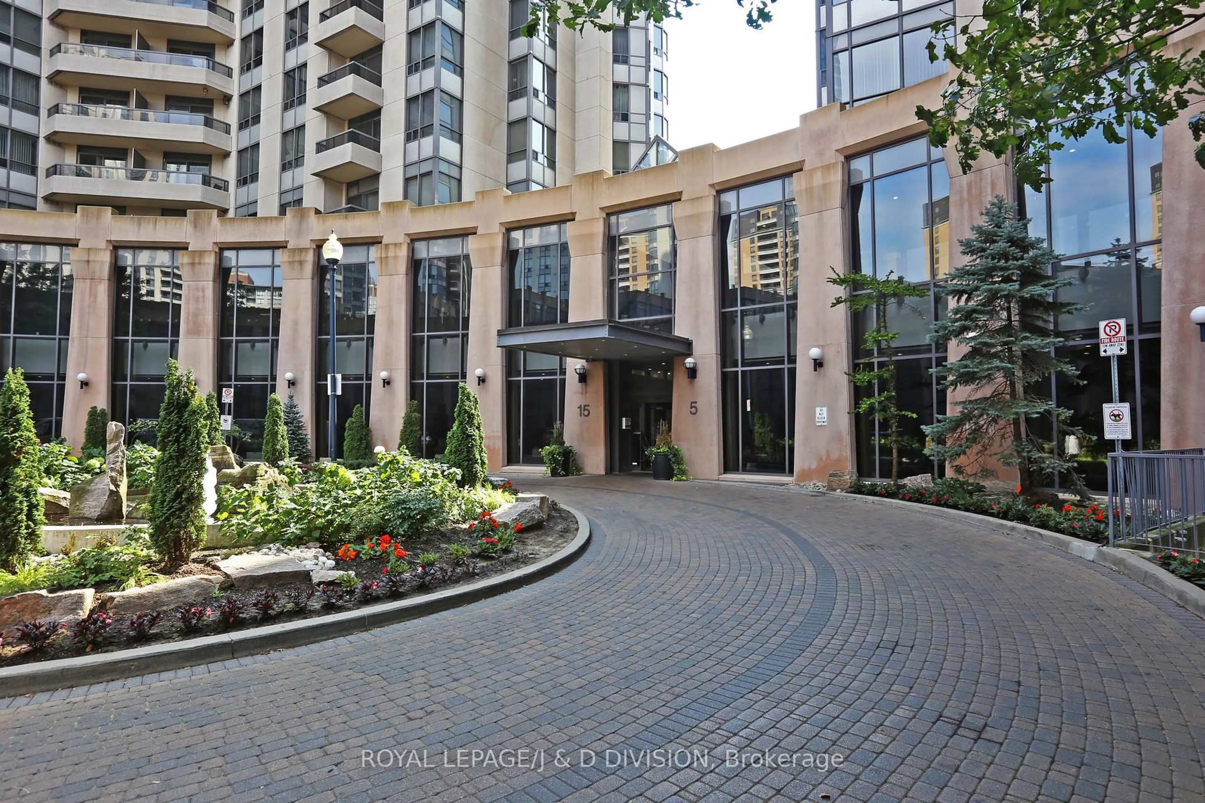 Indoor foyer for 15 Northtown Way #924, Toronto Ontario M2N 7L5