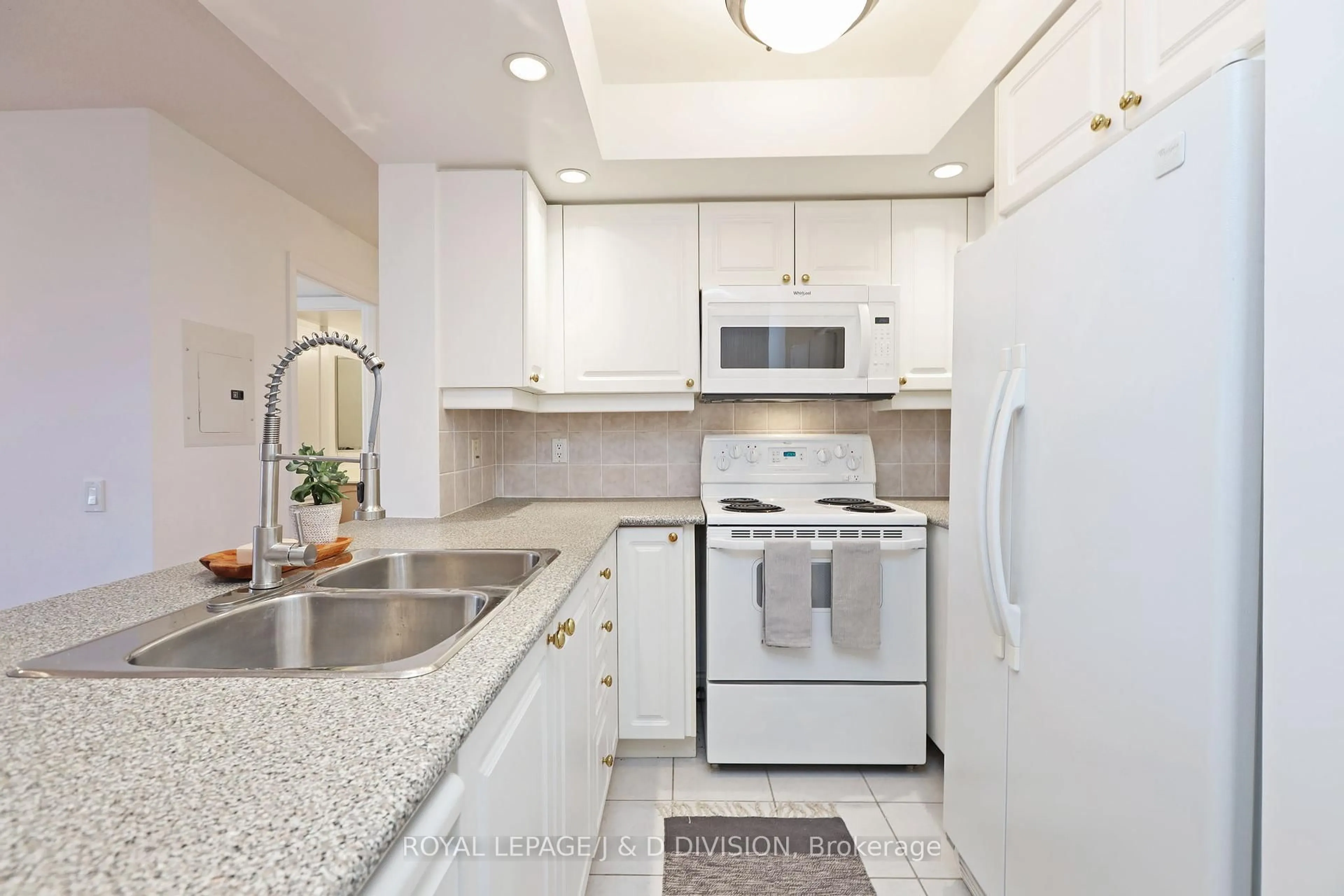 Standard kitchen, ceramic/tile floor for 15 Northtown Way #924, Toronto Ontario M2N 7L5