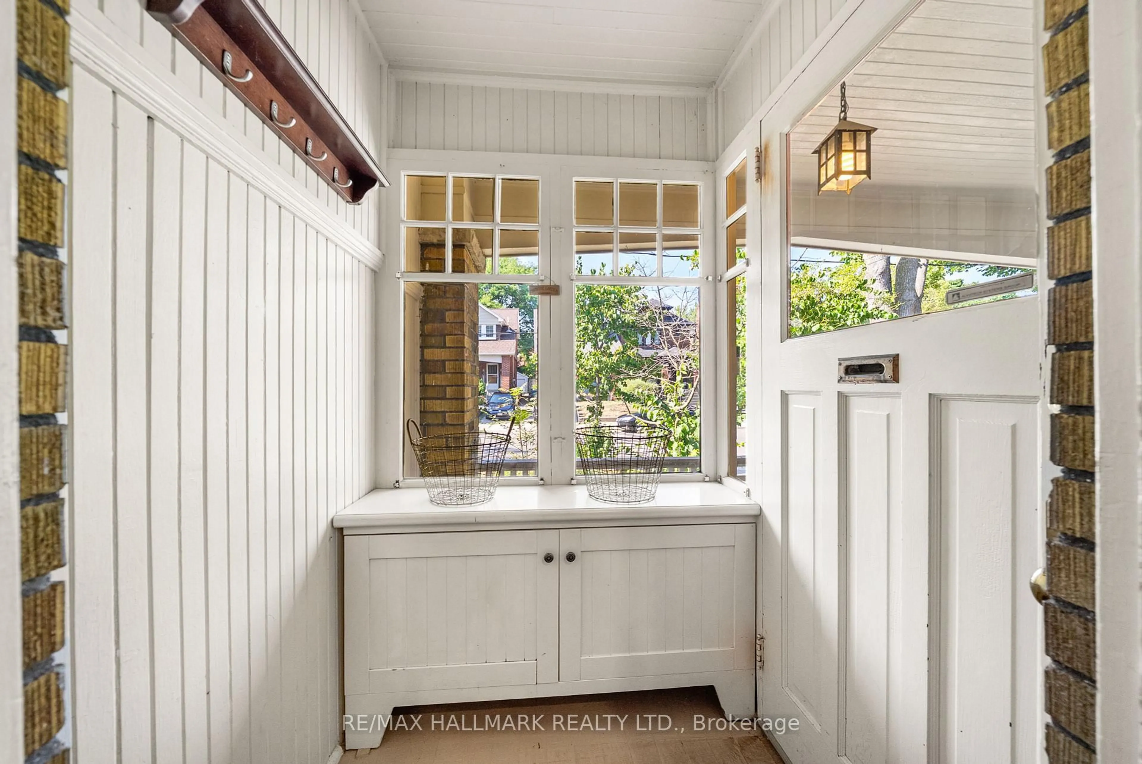 Indoor entryway for 107 Brookdale Ave, Toronto Ontario M5M 1P4
