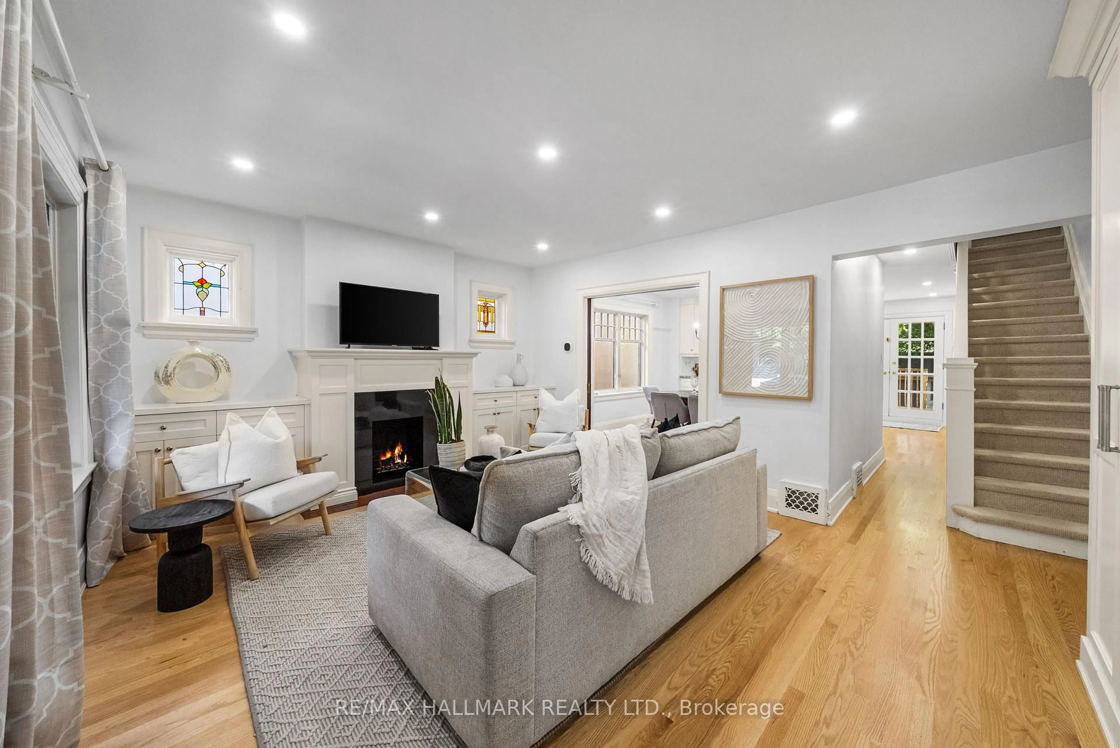 Living room with furniture, unknown for 107 Brookdale Ave, Toronto Ontario M5M 1P4