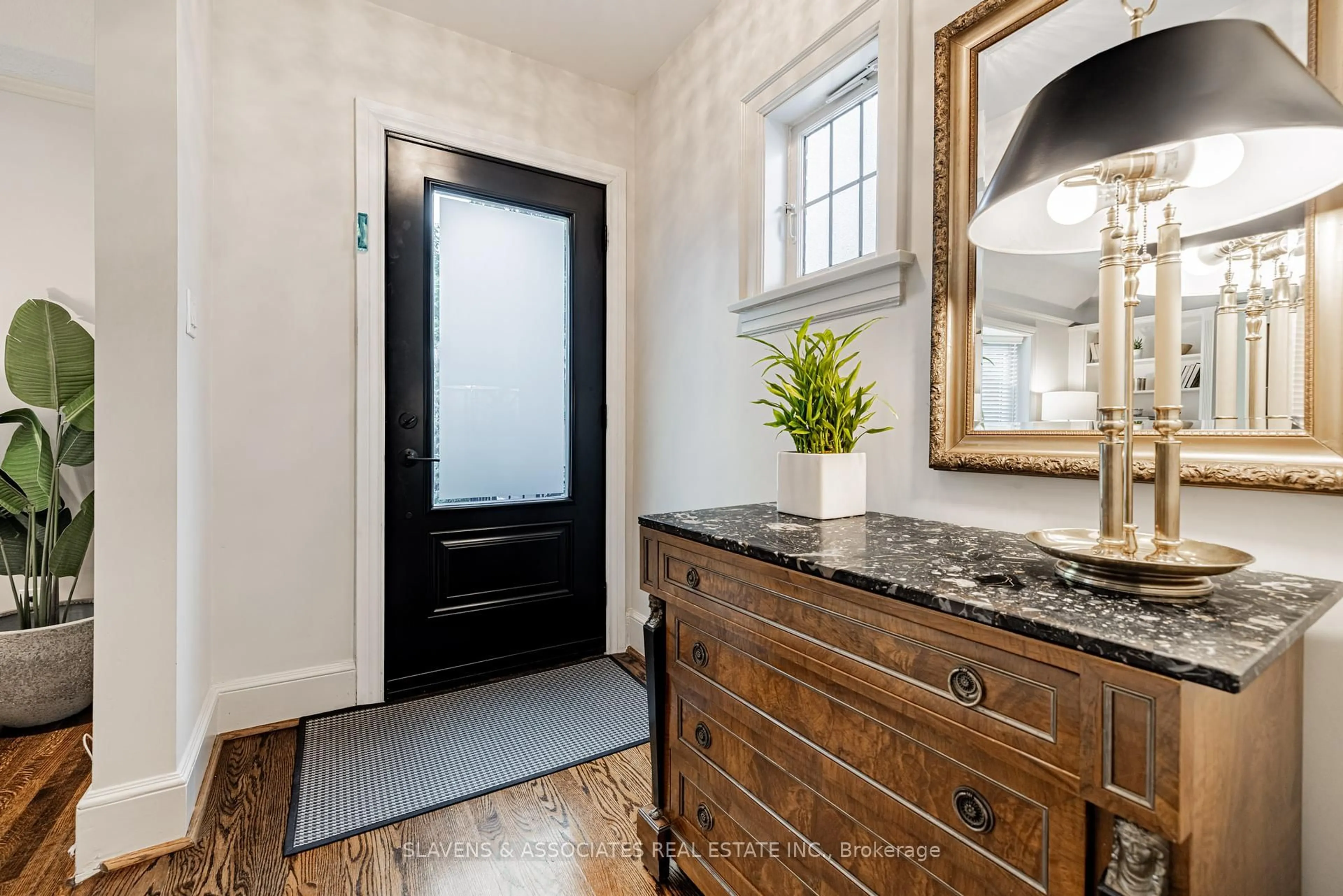Indoor entryway for 25 Fairleigh Cres, Toronto Ontario M6C 3R7