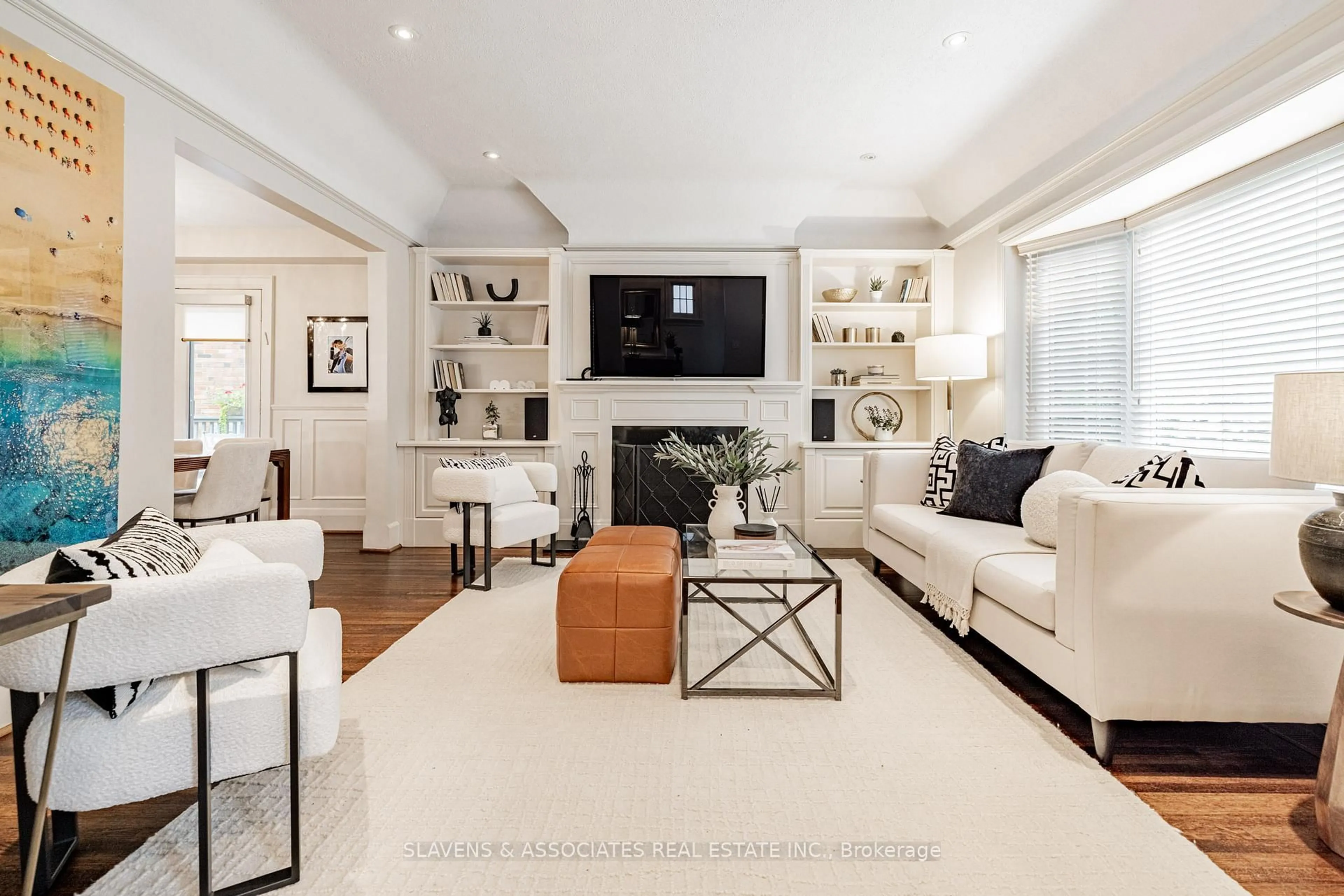Living room with furniture, ceramic/tile floor for 25 Fairleigh Cres, Toronto Ontario M6C 3R7
