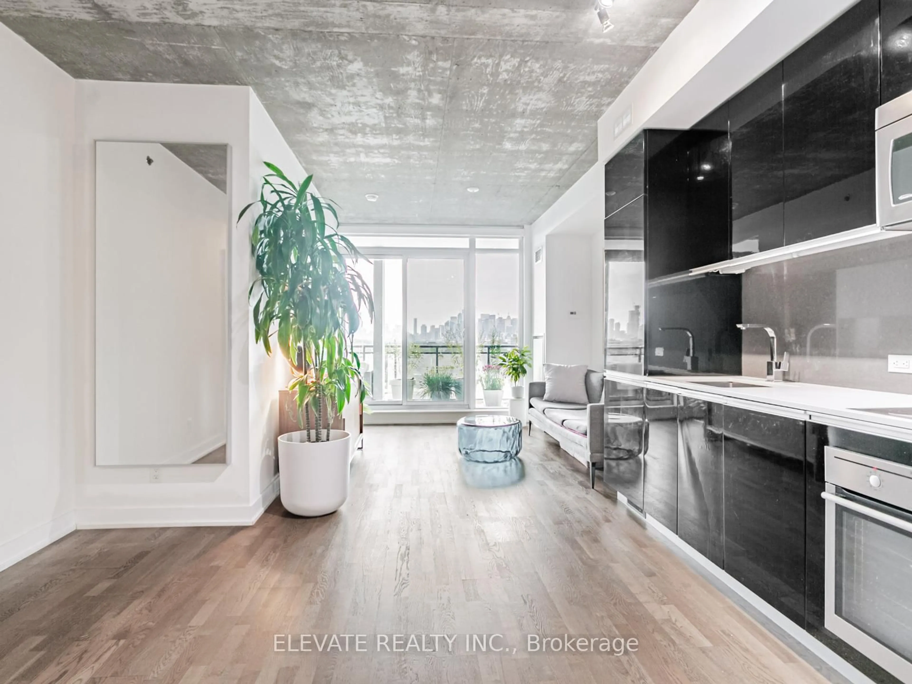 Contemporary bathroom, ceramic/tile floor for 20 Minowan Miikan Lane #924, Toronto Ontario M6J 0E5