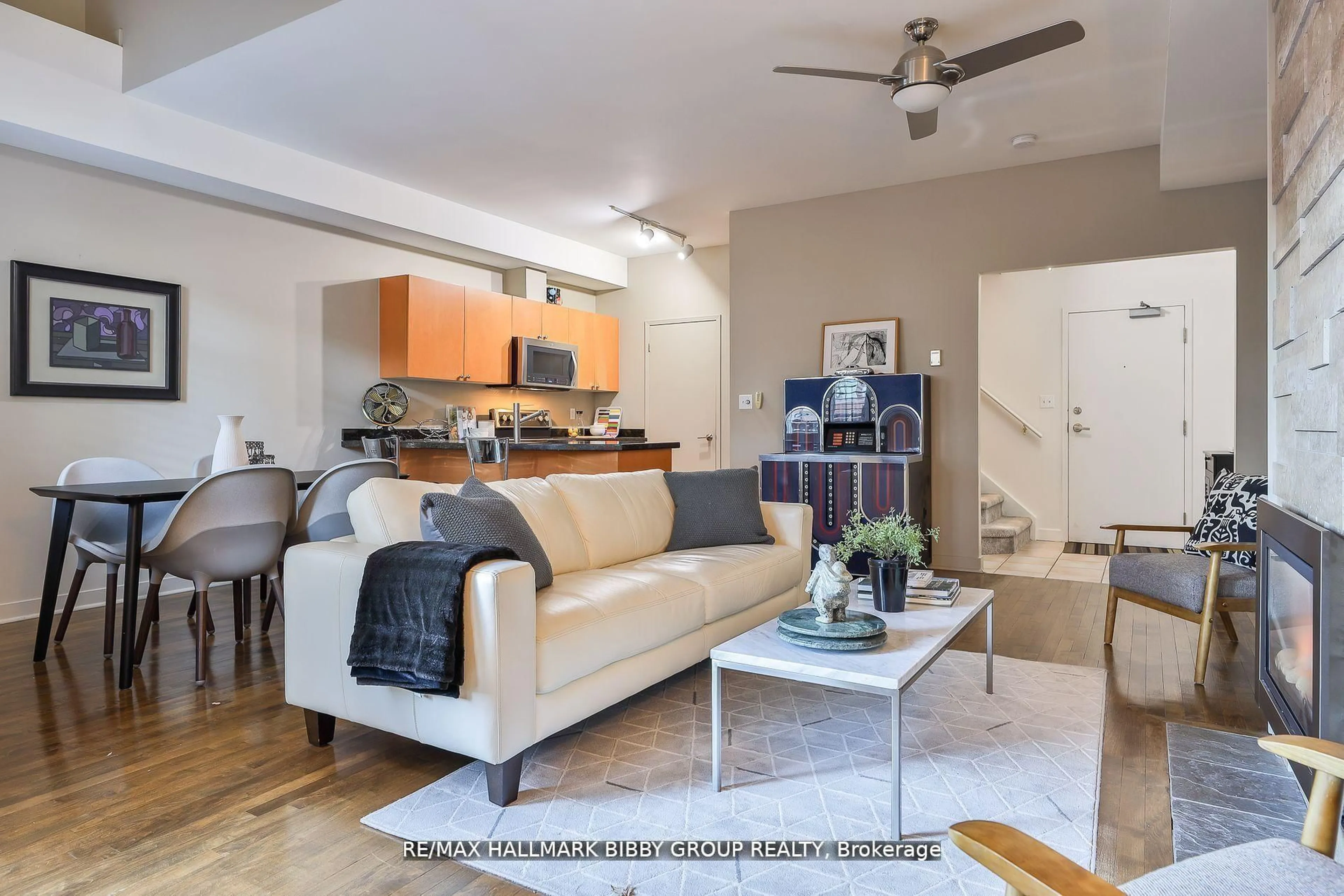 Living room with furniture, unknown for 500 Richmond St #315, Toronto Ontario M5V 3N4