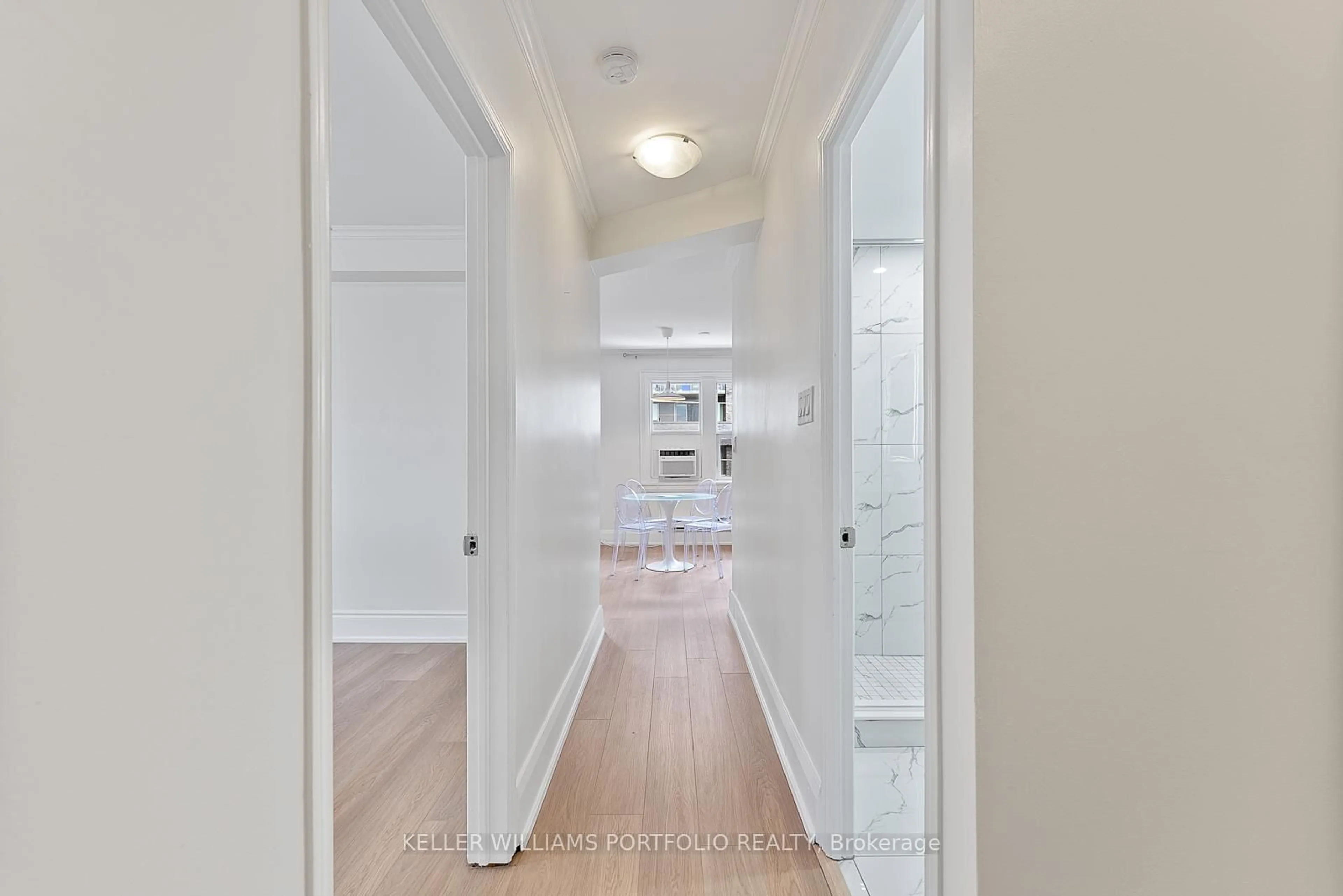 Indoor entryway for 114 Vaughan Rd #402, Toronto Ontario M6C 2M1