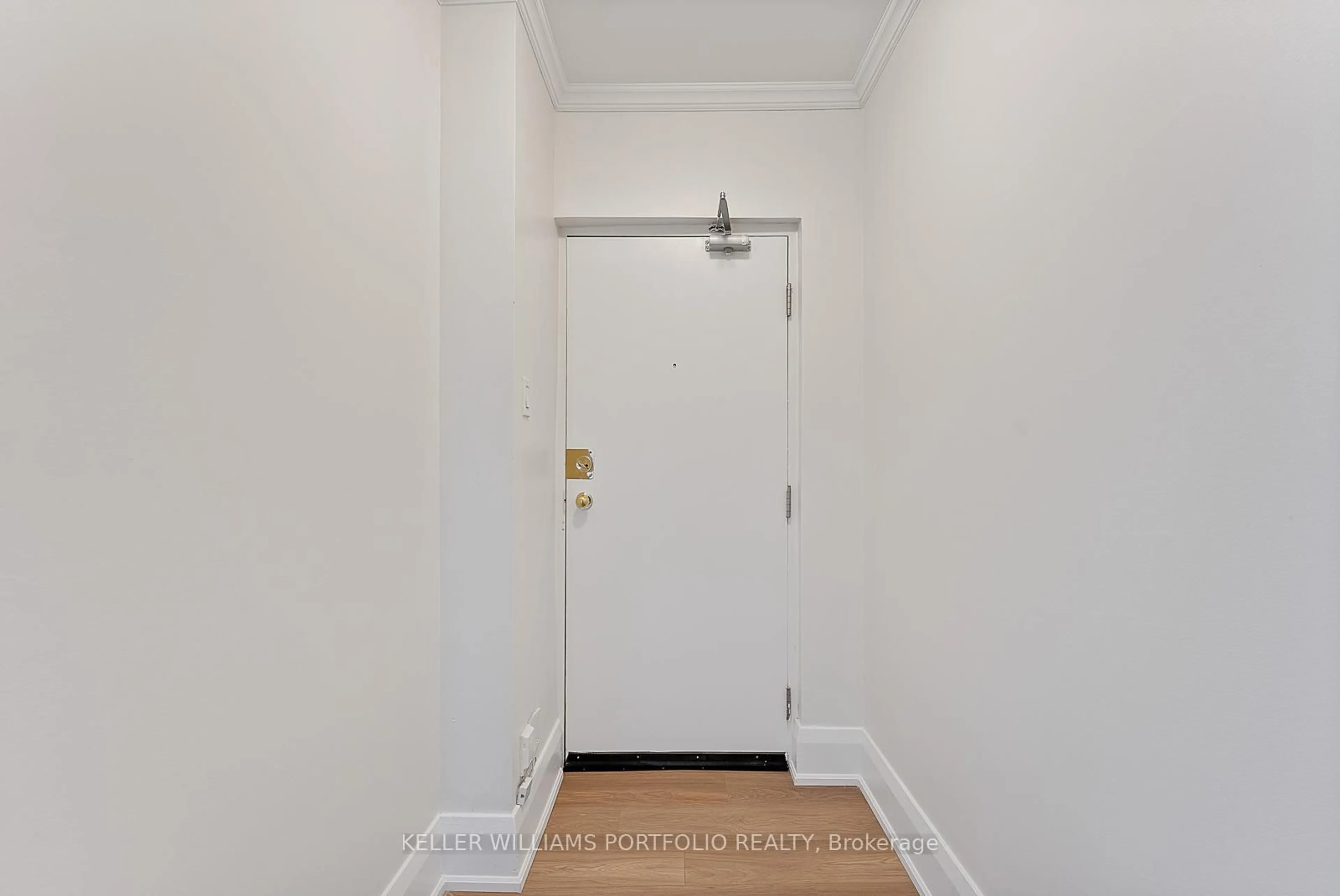 Indoor entryway for 114 Vaughan Rd #402, Toronto Ontario M6C 2M1