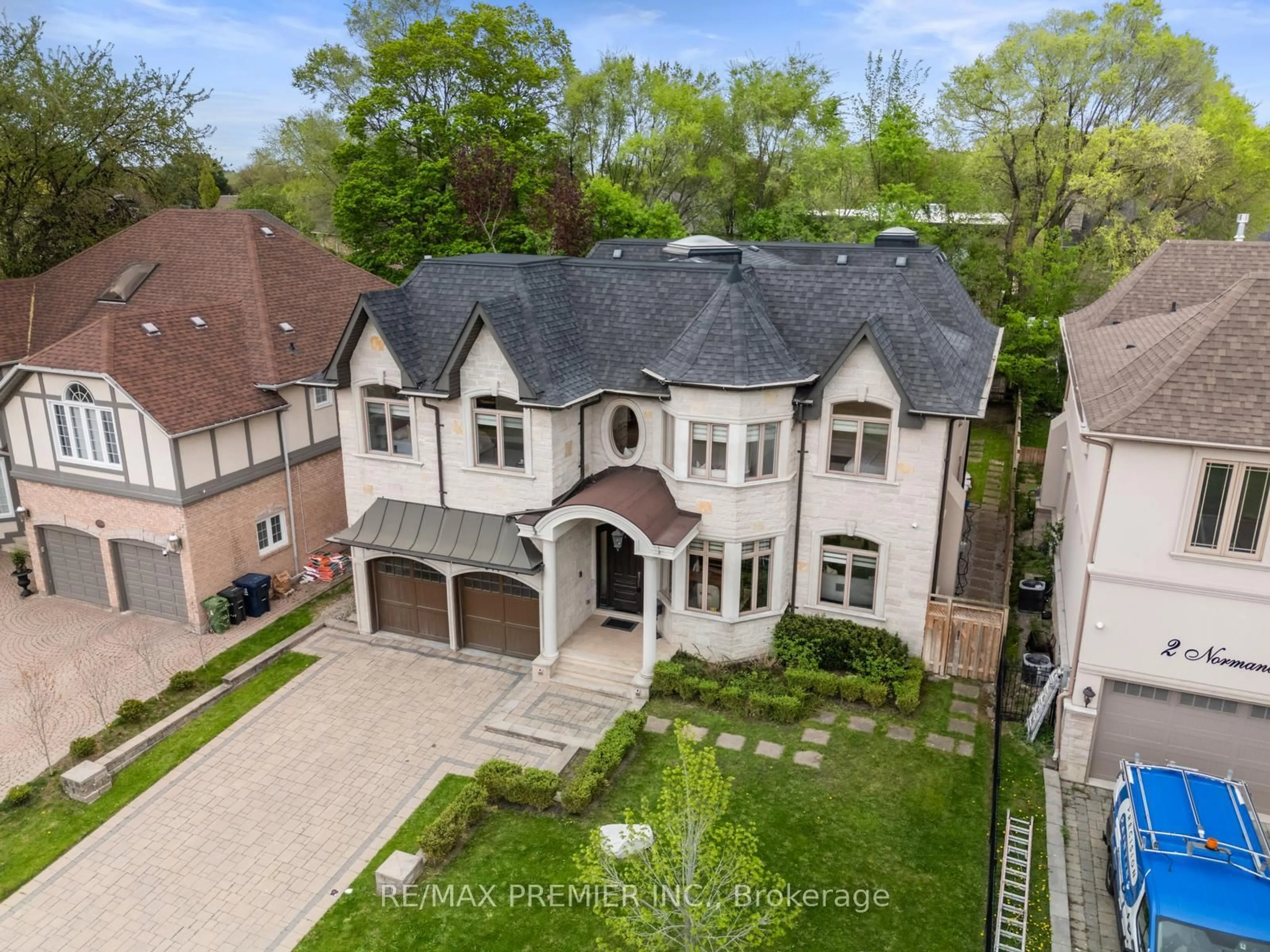A pic from outside/outdoor area/front of a property/back of a property/a pic from drone, street for 117 Upper Canada Dr, Toronto Ontario M2P 1S7