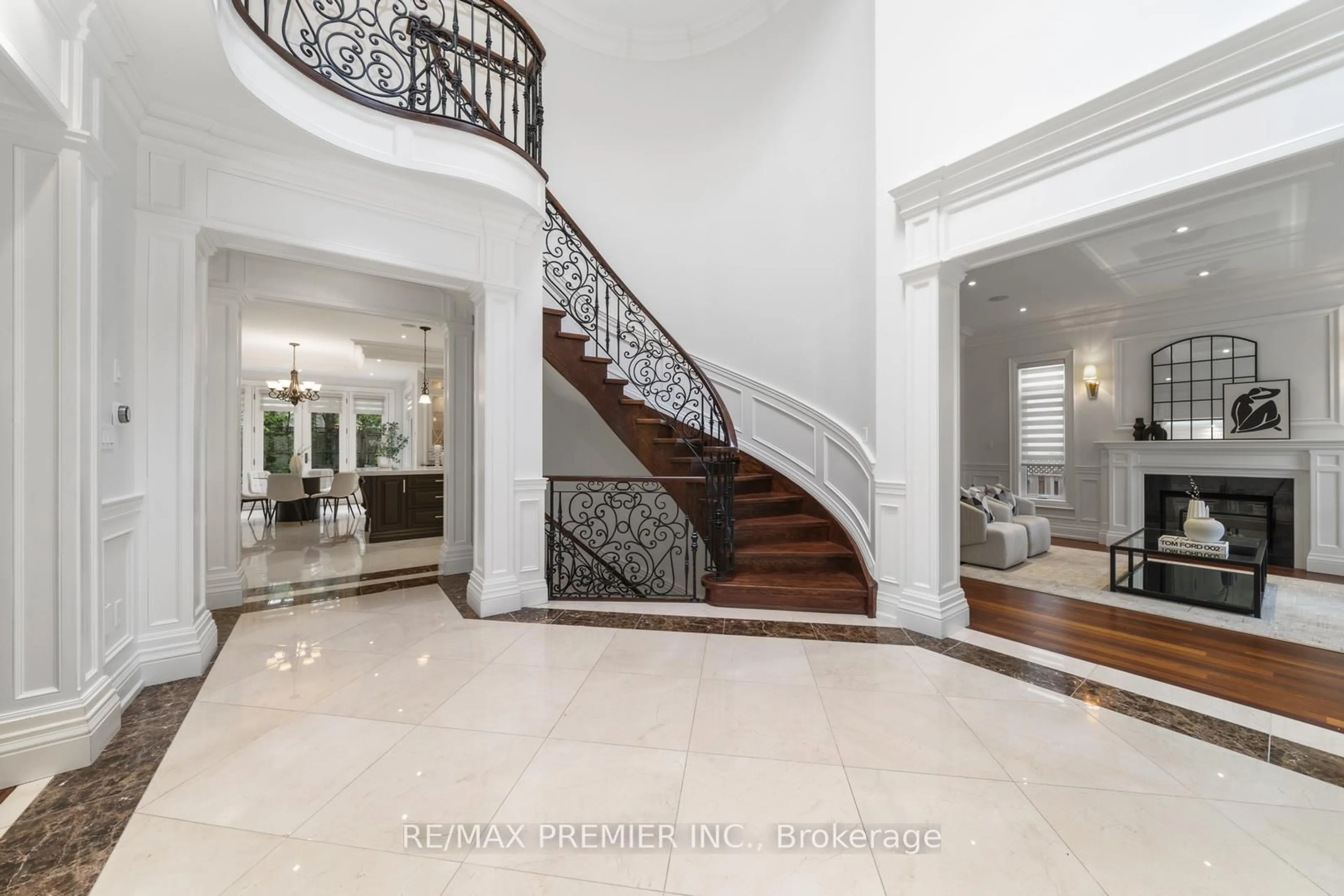 Indoor foyer for 117 Upper Canada Dr, Toronto Ontario M2P 1S7