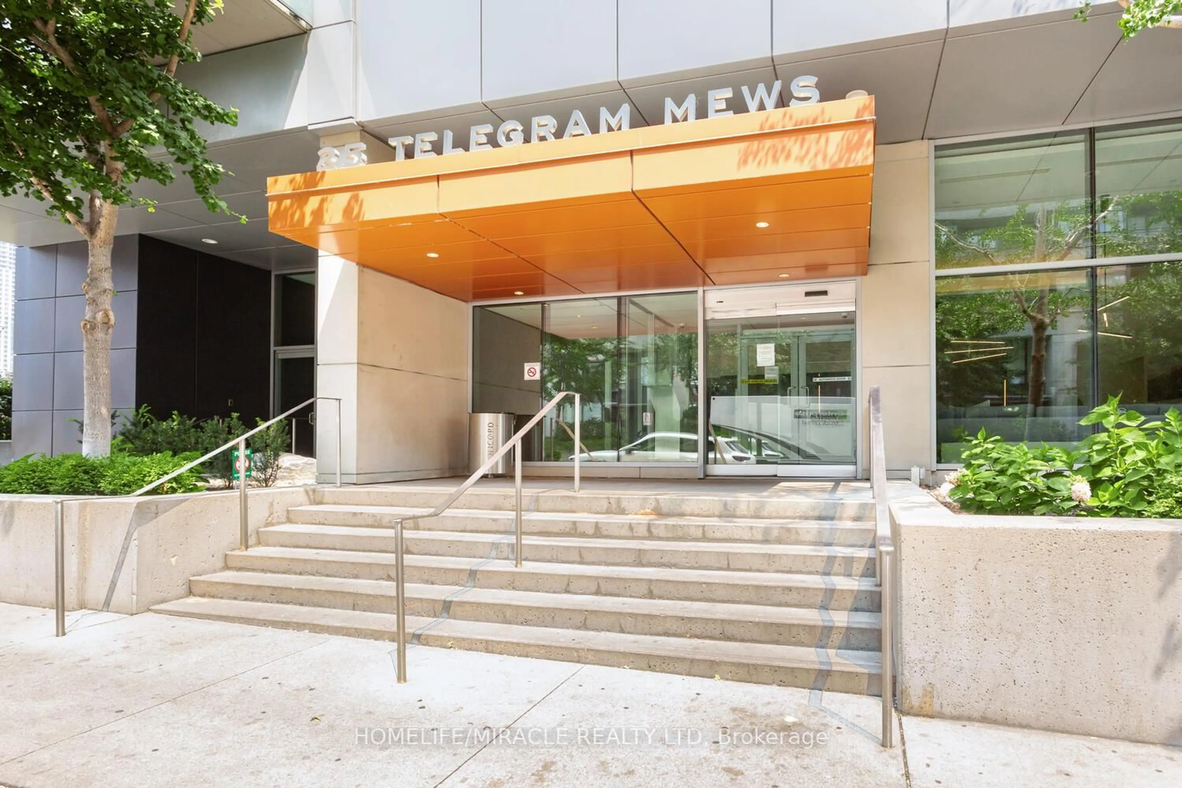 Indoor foyer for 25 Telegram Mews #3002, Toronto Ontario M5V 3Z1