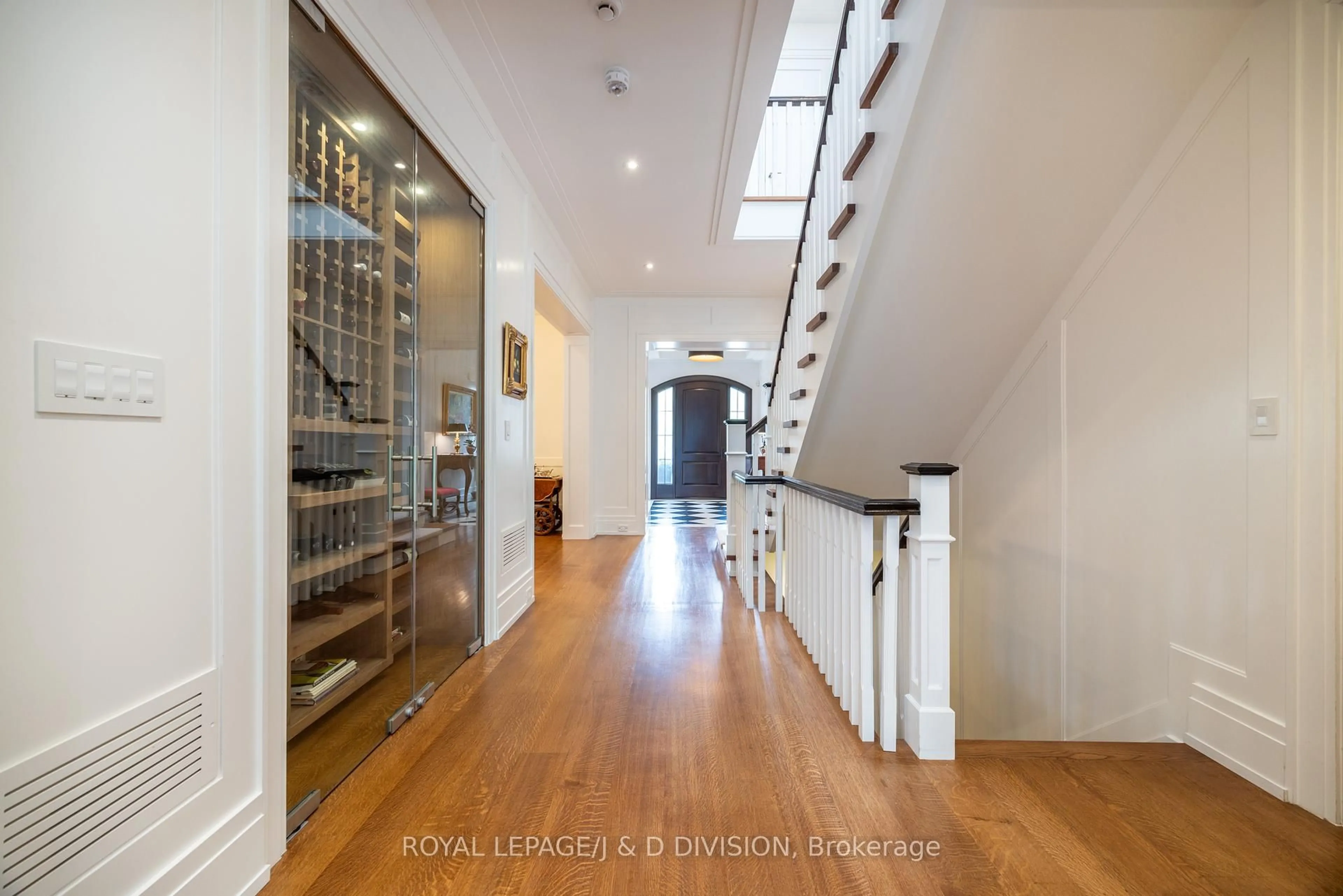 Indoor foyer for 162 Dawlish Ave, Toronto Ontario M4N 1H5