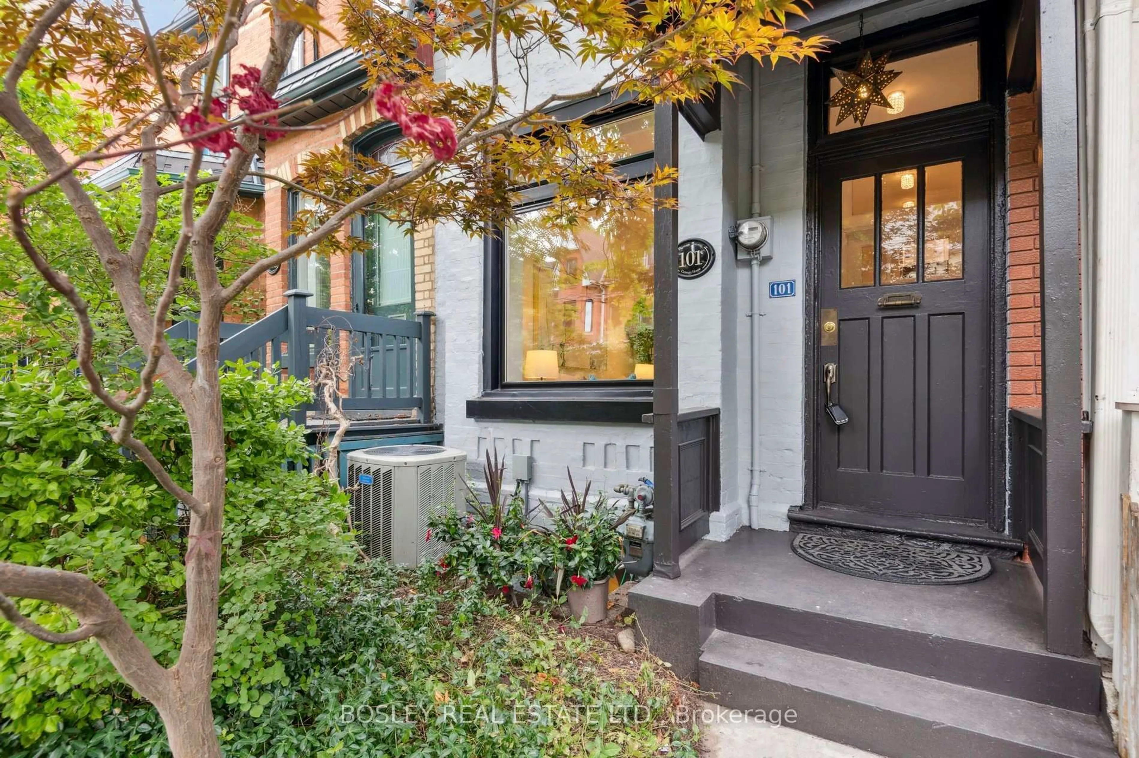 Indoor entryway for 101 Major St, Toronto Ontario M5S 2K9