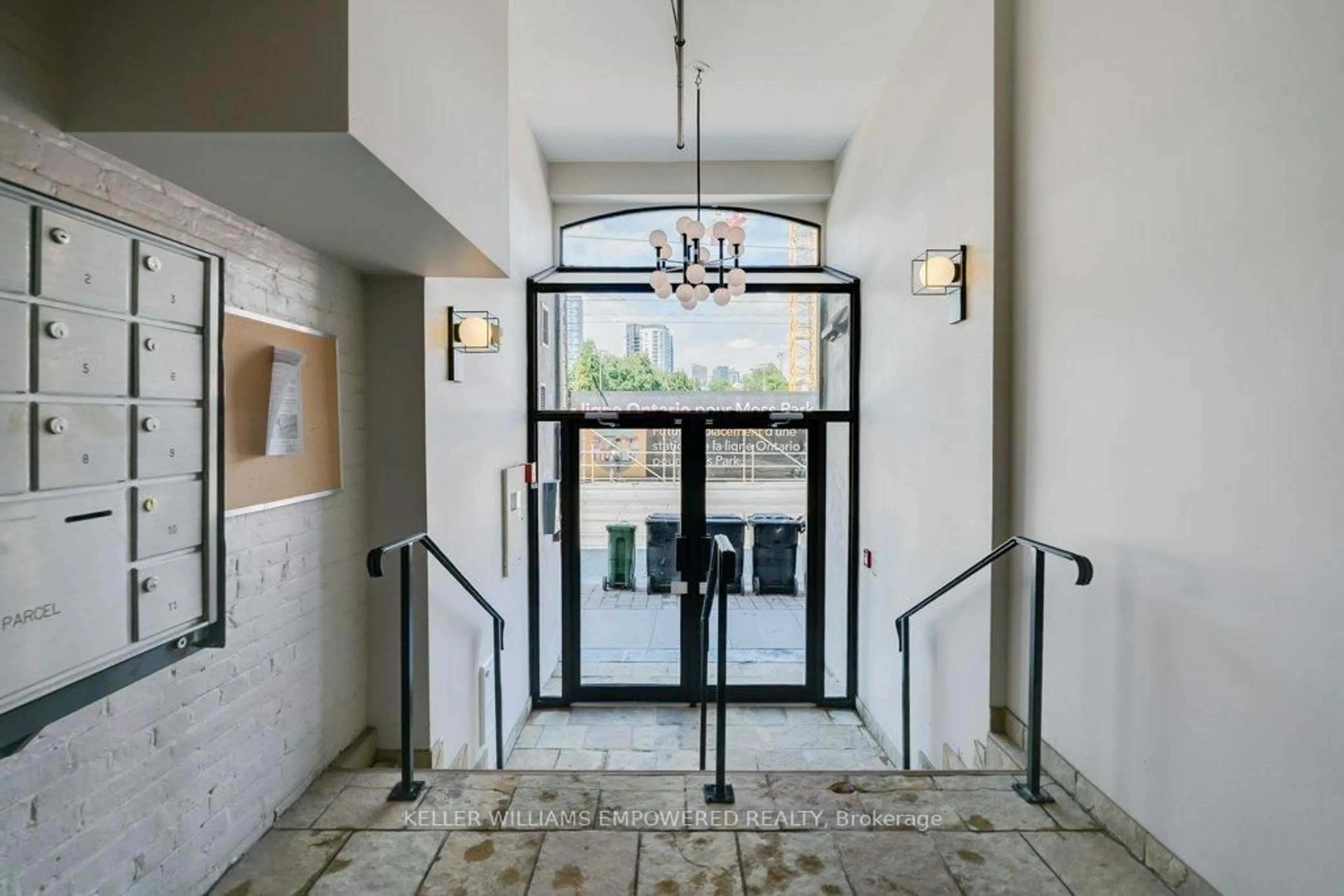 Indoor foyer for 189 Queen St #5, Toronto Ontario M5A 1S2