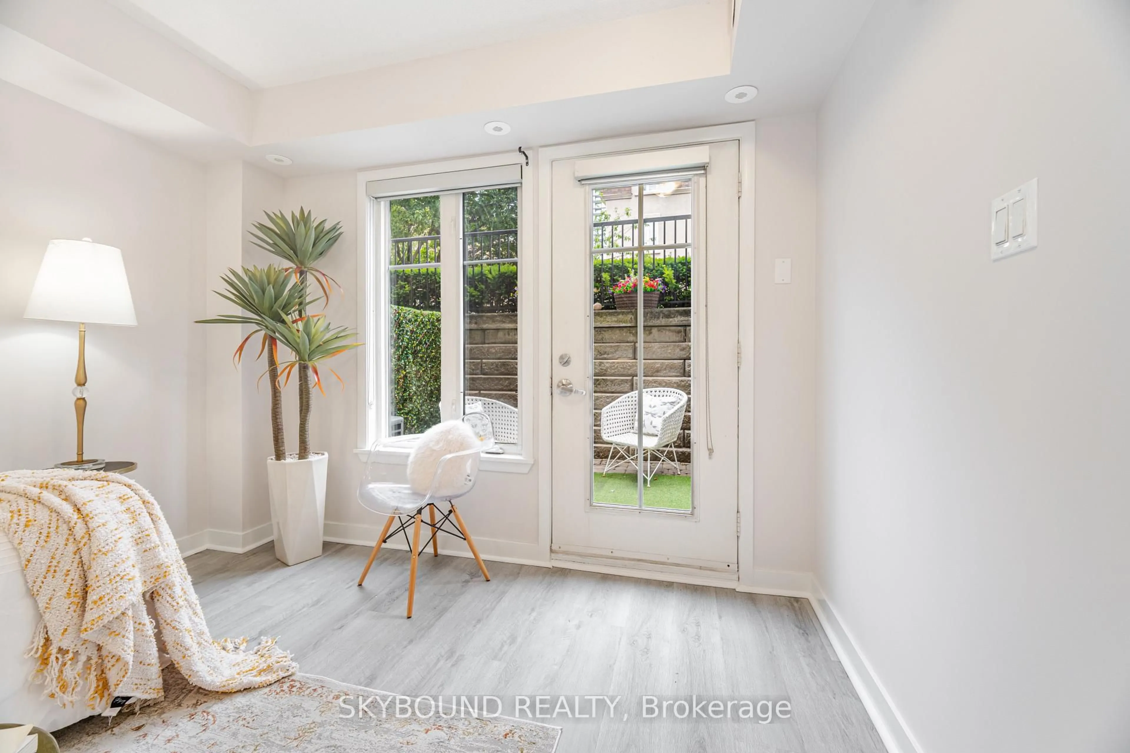 Indoor entryway for 21 Pirandello St #TH1223, Toronto Ontario M6K 3P4