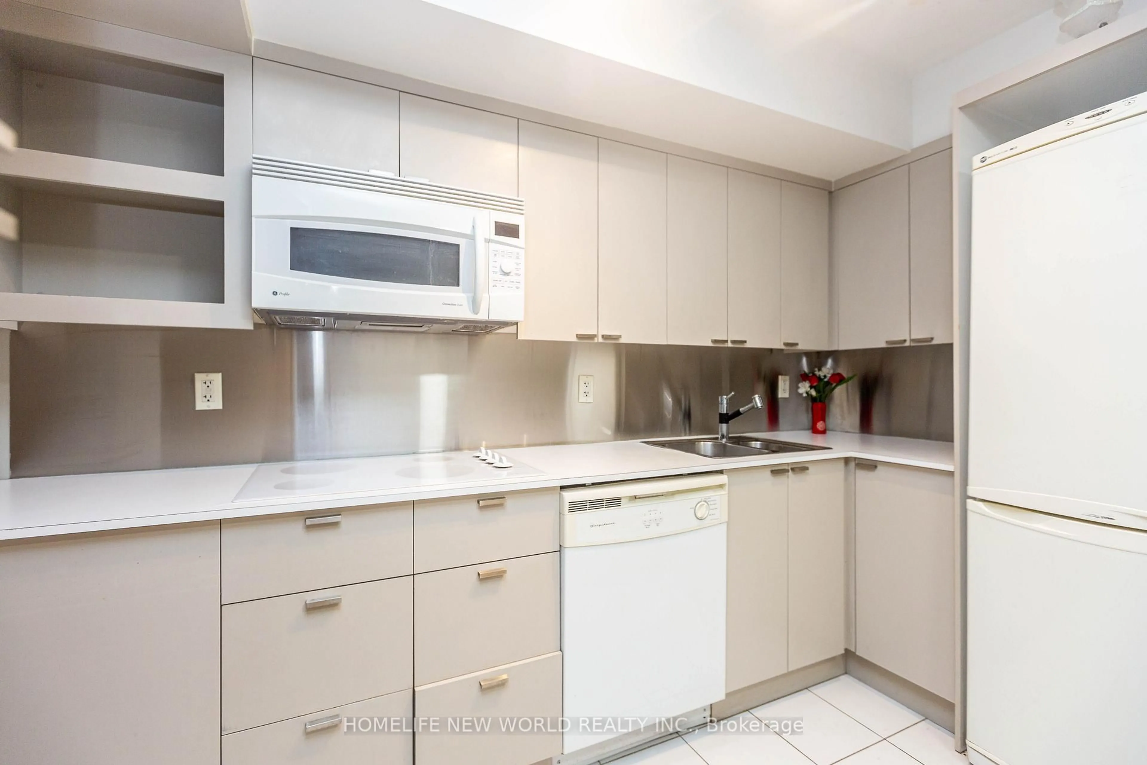 Standard kitchen, ceramic/tile floor for 111 Elizabeth St #951, Toronto Ontario M5G 1P7